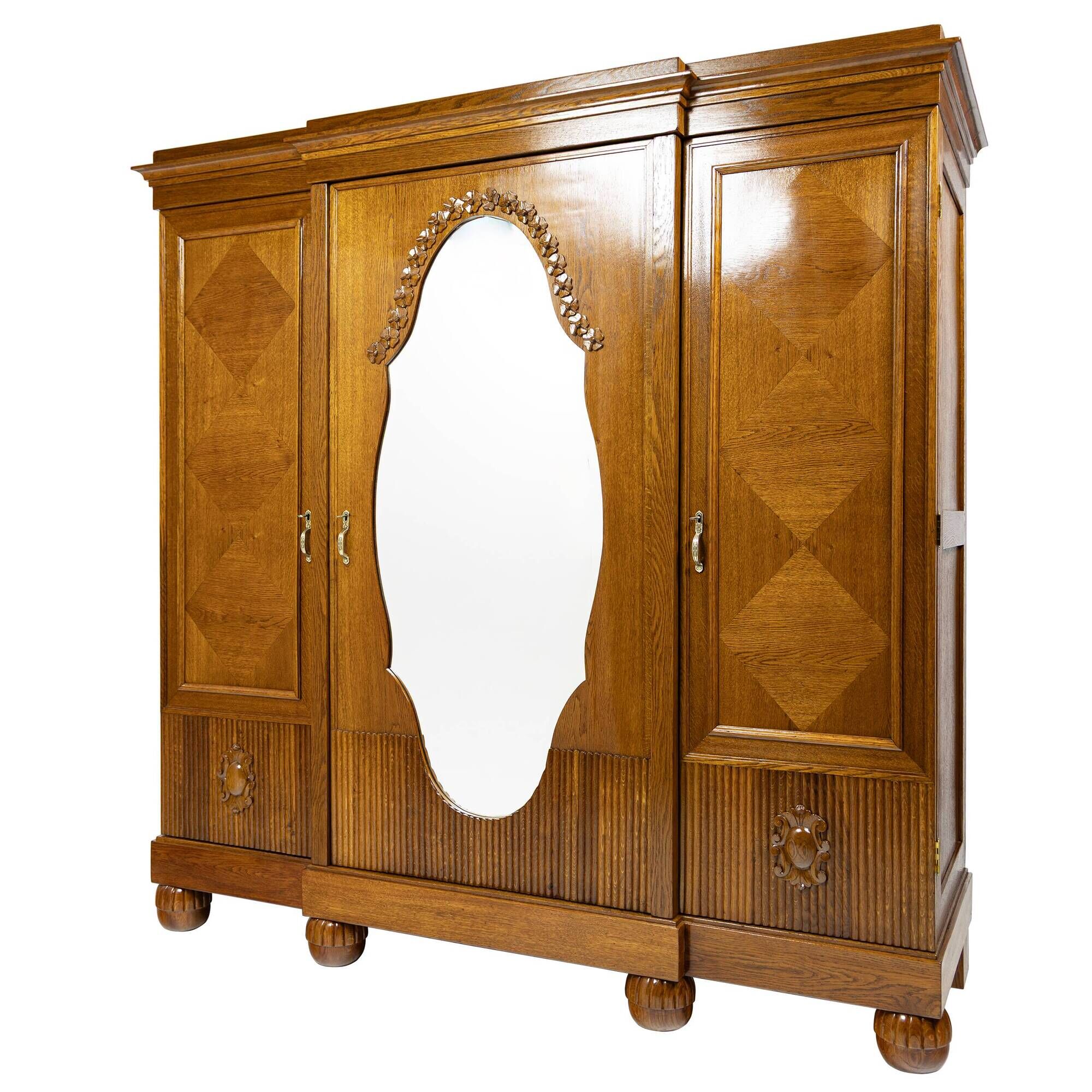 Grande armoire trois portes en chêne - Interguerre 1920-1939