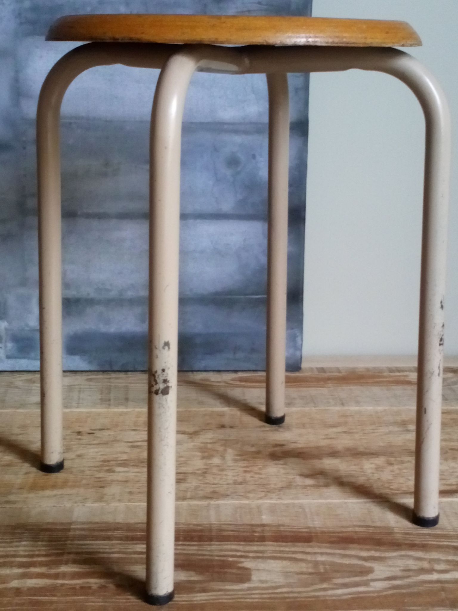 Workshop stool feet in metal tubes
