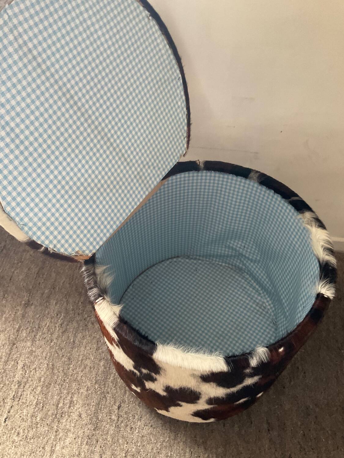 Pouf coffre en peau de vache des années 70