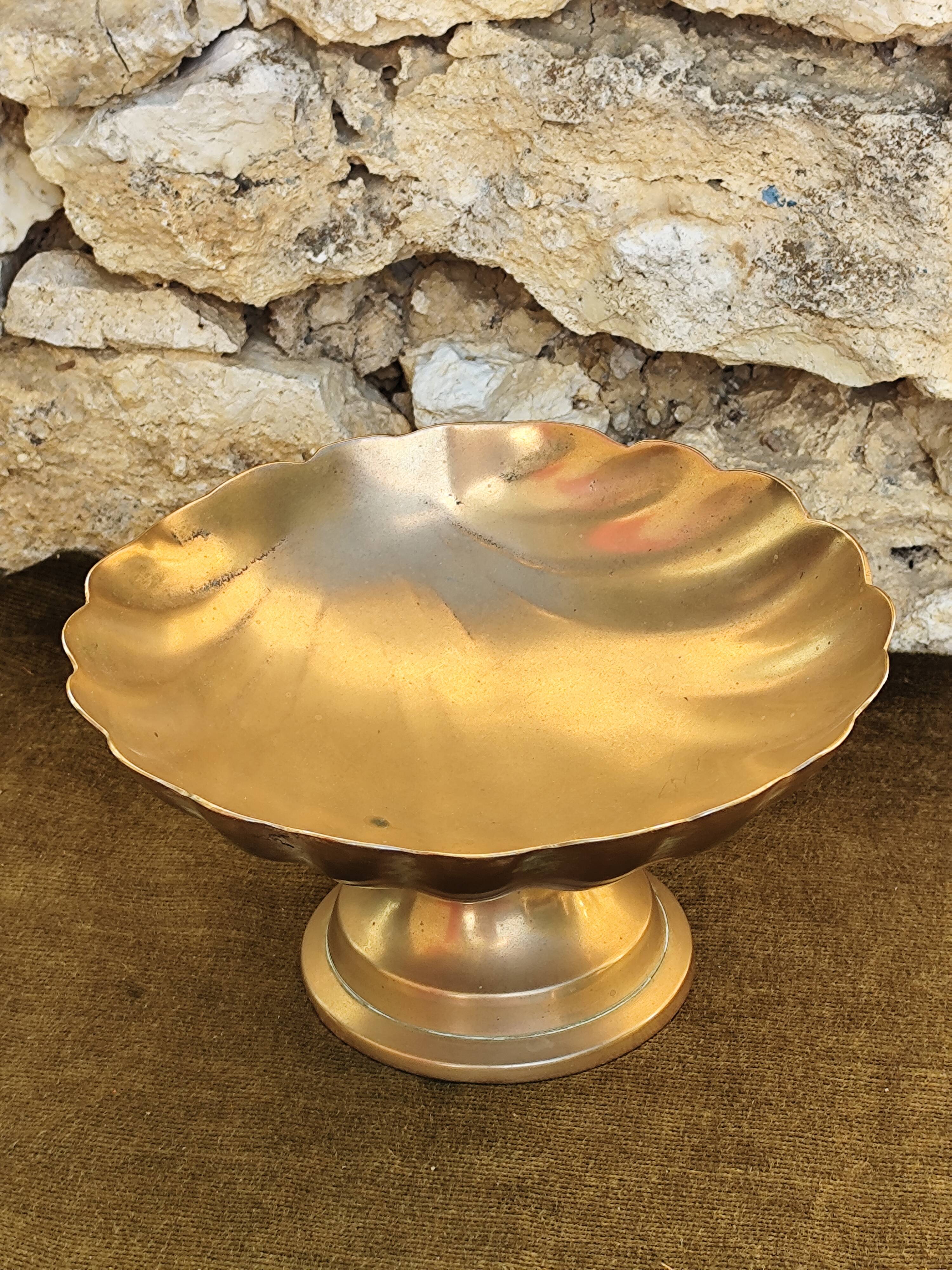 Large brass shell-shaped pocket emptier