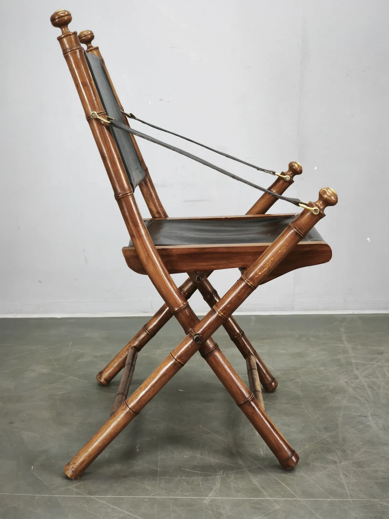 1970s French Folding Safari Chair in Teak, Black Leather and Brass