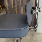 Chaise de bureau pivotante style Roneo simili cuir skaï gris chrome vintage