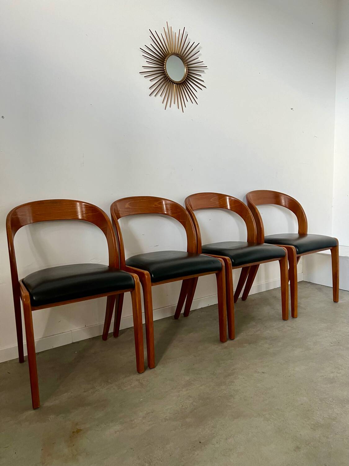Lot 4 chairs in curved wood and leather design Baumann gondola model 60s vintage