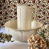 Washbasin and toilet jug in Sarreguemines earthenware.