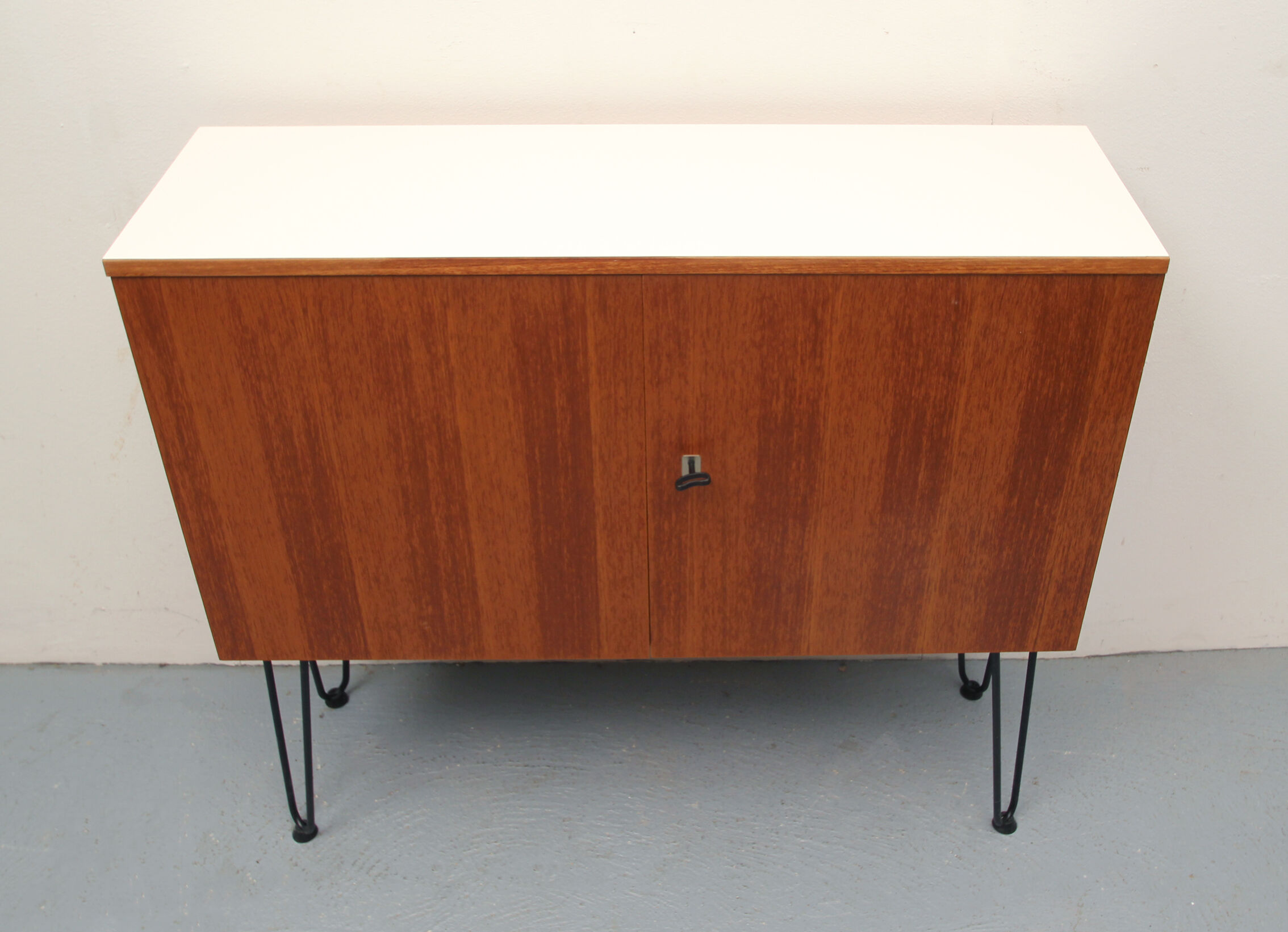 Buffet des années 1960 en teck et formica avec pattes en épingle à cheveux