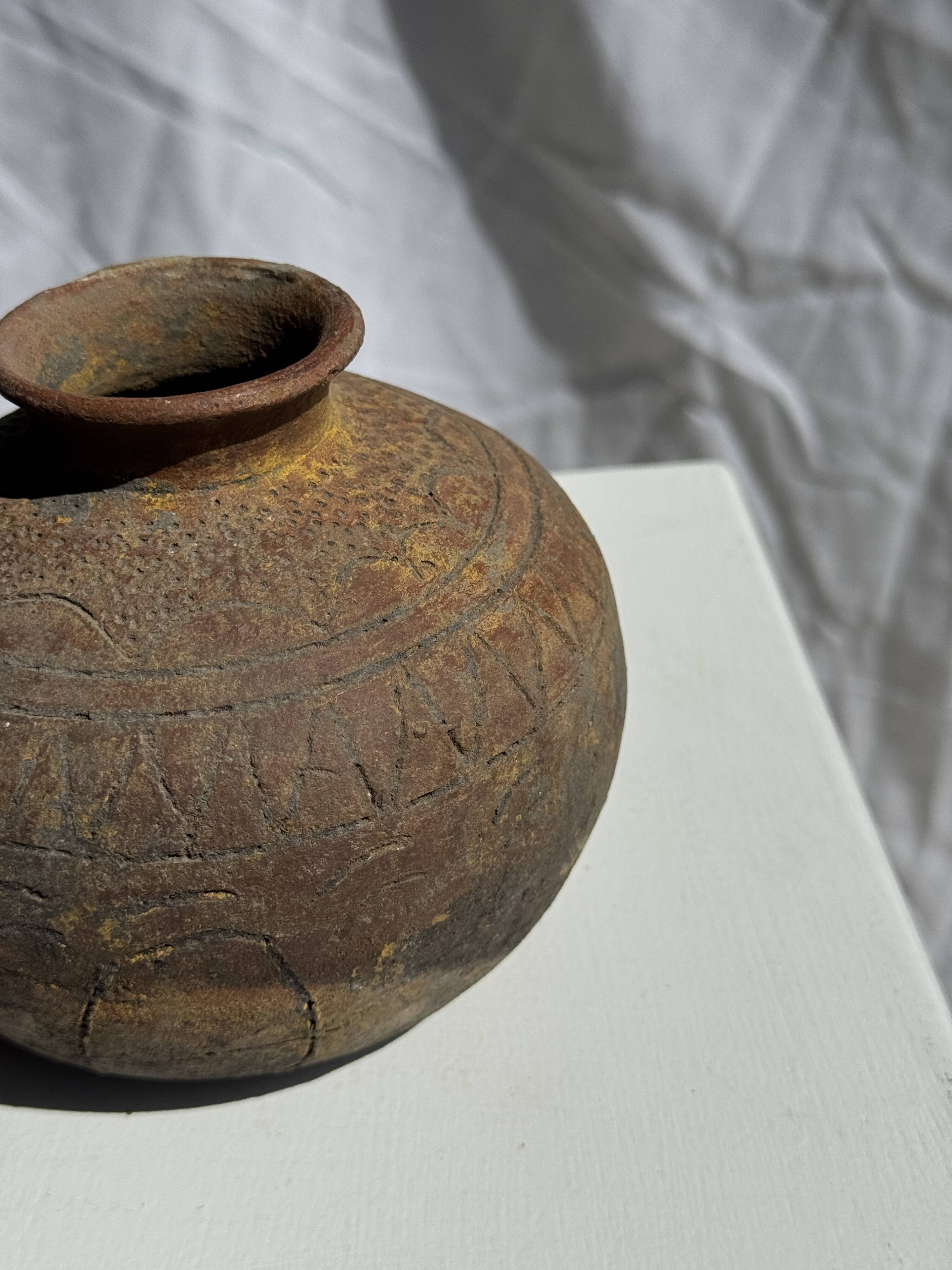 Small round ancient vase in engraved terracotta, Indonesian polychromy H10 D1