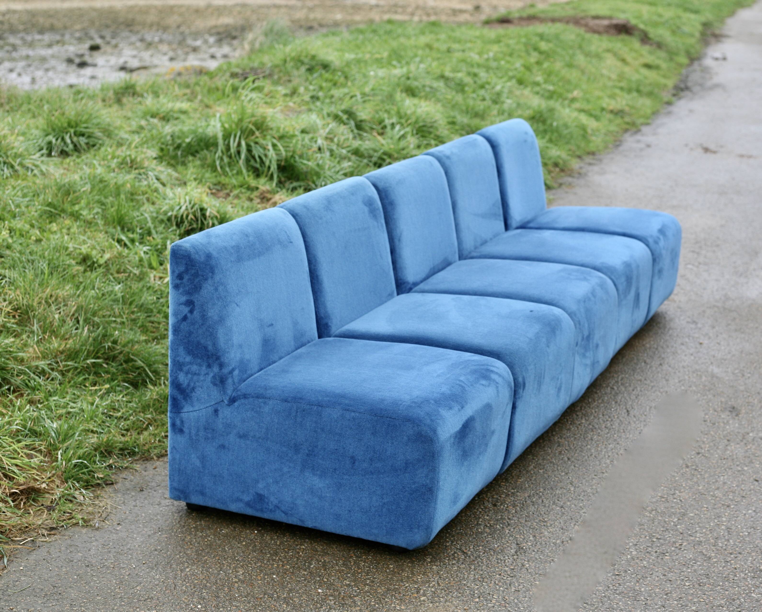 Canapé modulable composé de 5 chauffeuses en velours bleu, circa 1980