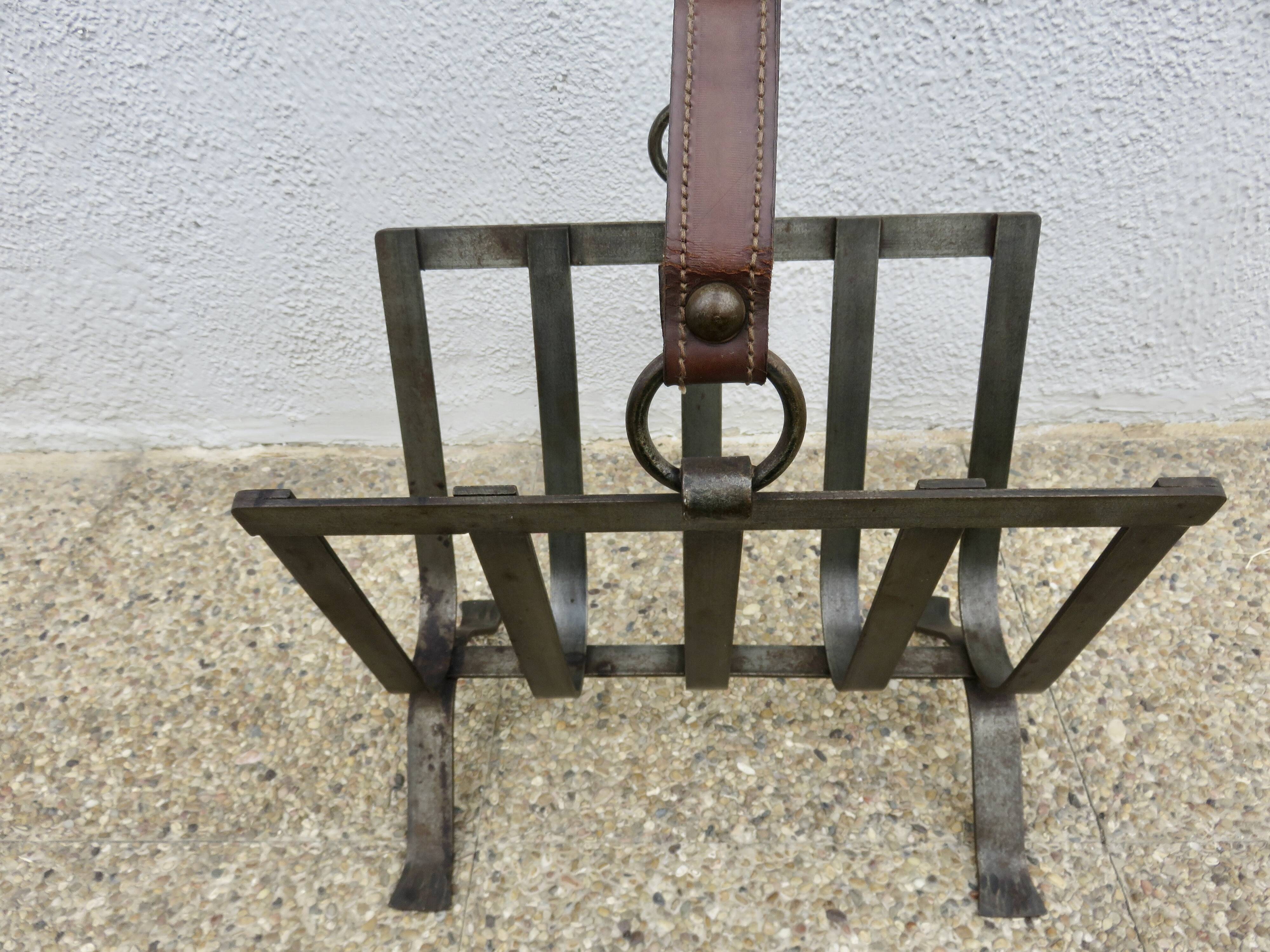 Porte revue en acier brut et cuir, dans le style de Jacques Adnet