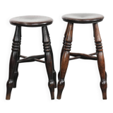 Ensemble de deux tabourets Windsor anglais anciens et intemporels du XVIIIe siècle, présentant une superbe patine.