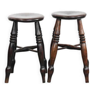 Ensemble de deux tabourets Windsor anglais anciens et intemporels du XVIIIe siècle, présentant une superbe patine.