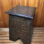Ancien tabouret avec coffre bois sculpté vintage