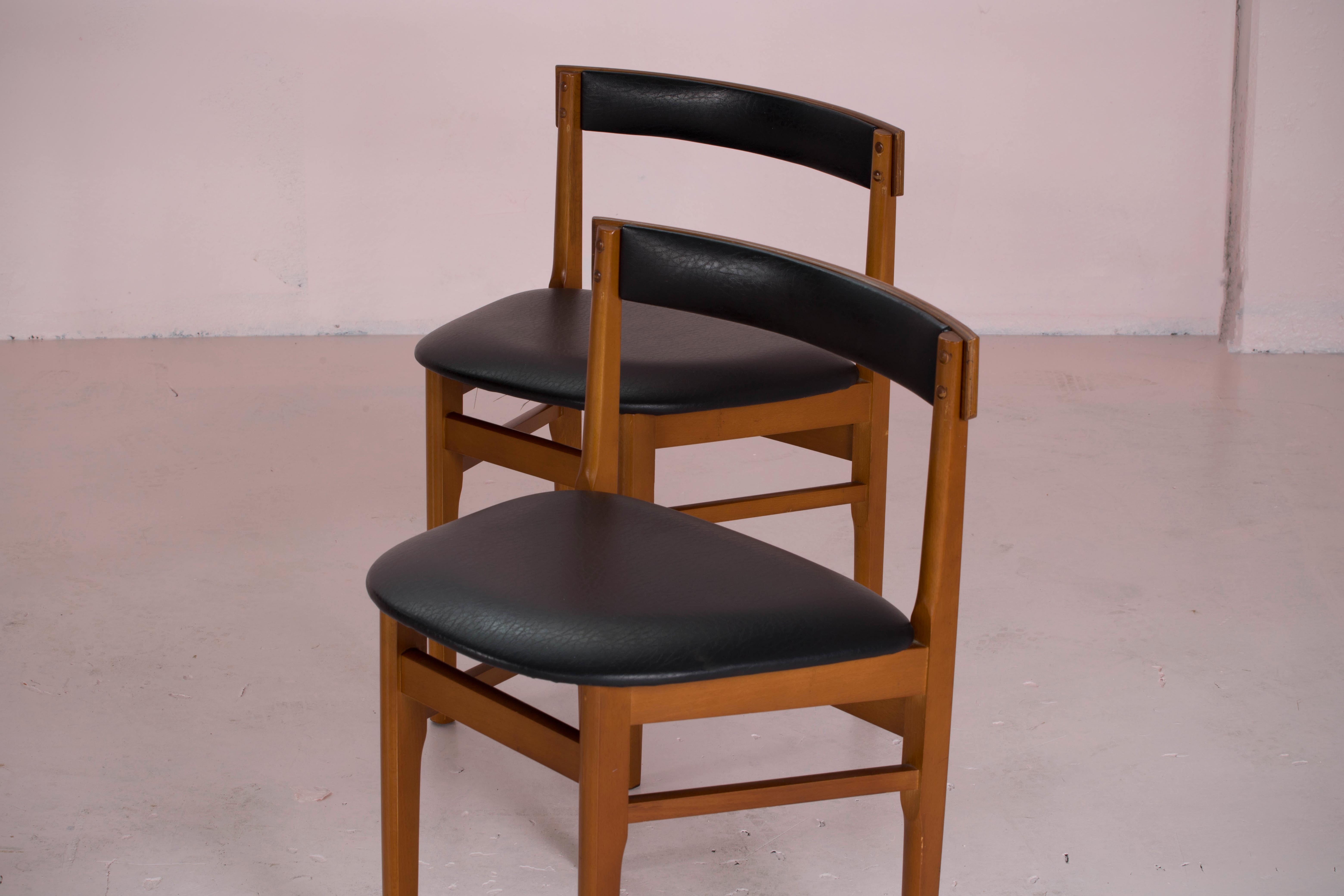 Table and 4 scandinavian encastrable chairs