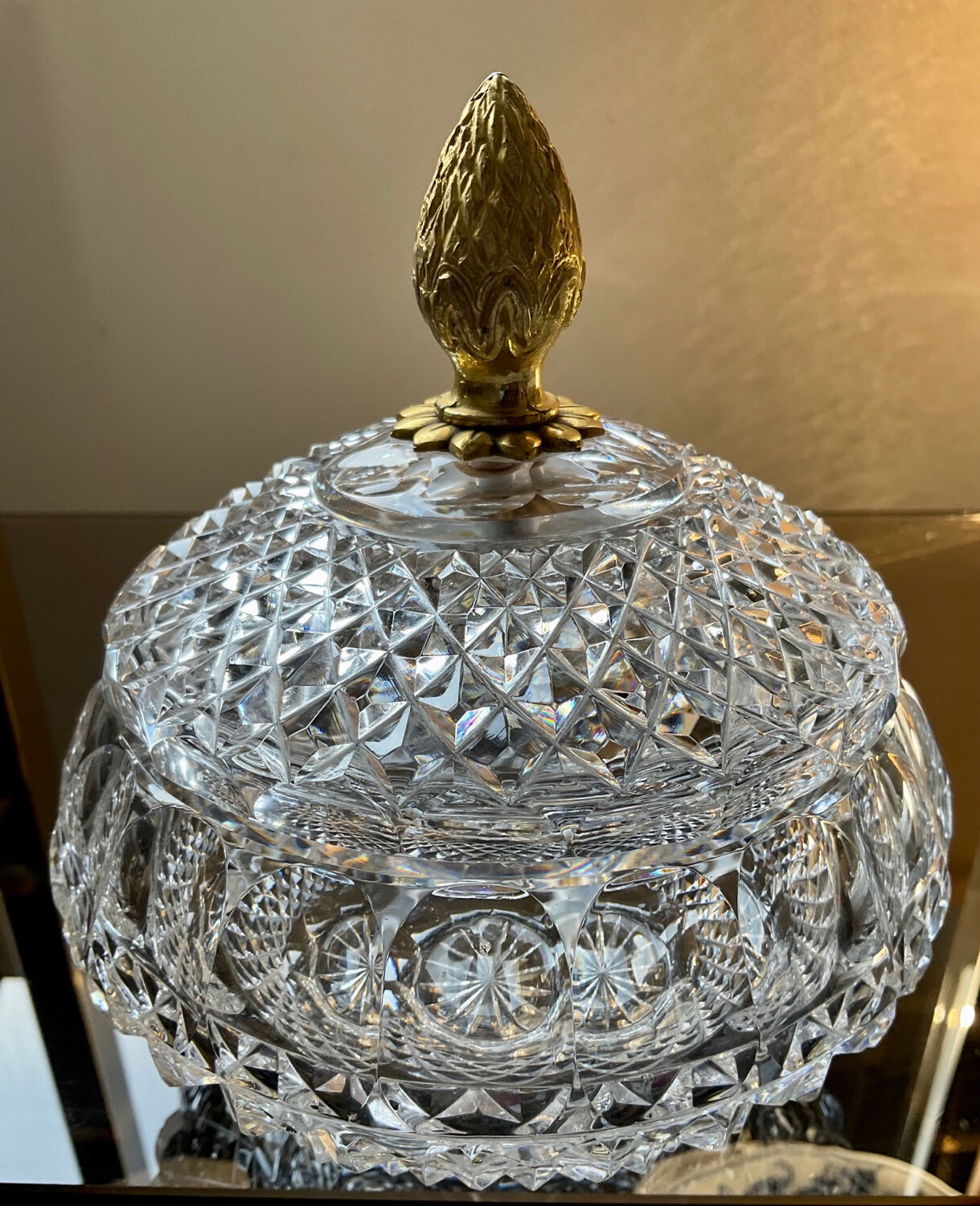 Bonbonnière vintage en cristal ciselé et bronze