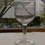 Lot de 8 verres ballon anciens en verre gravé. Frise à la Grecque.