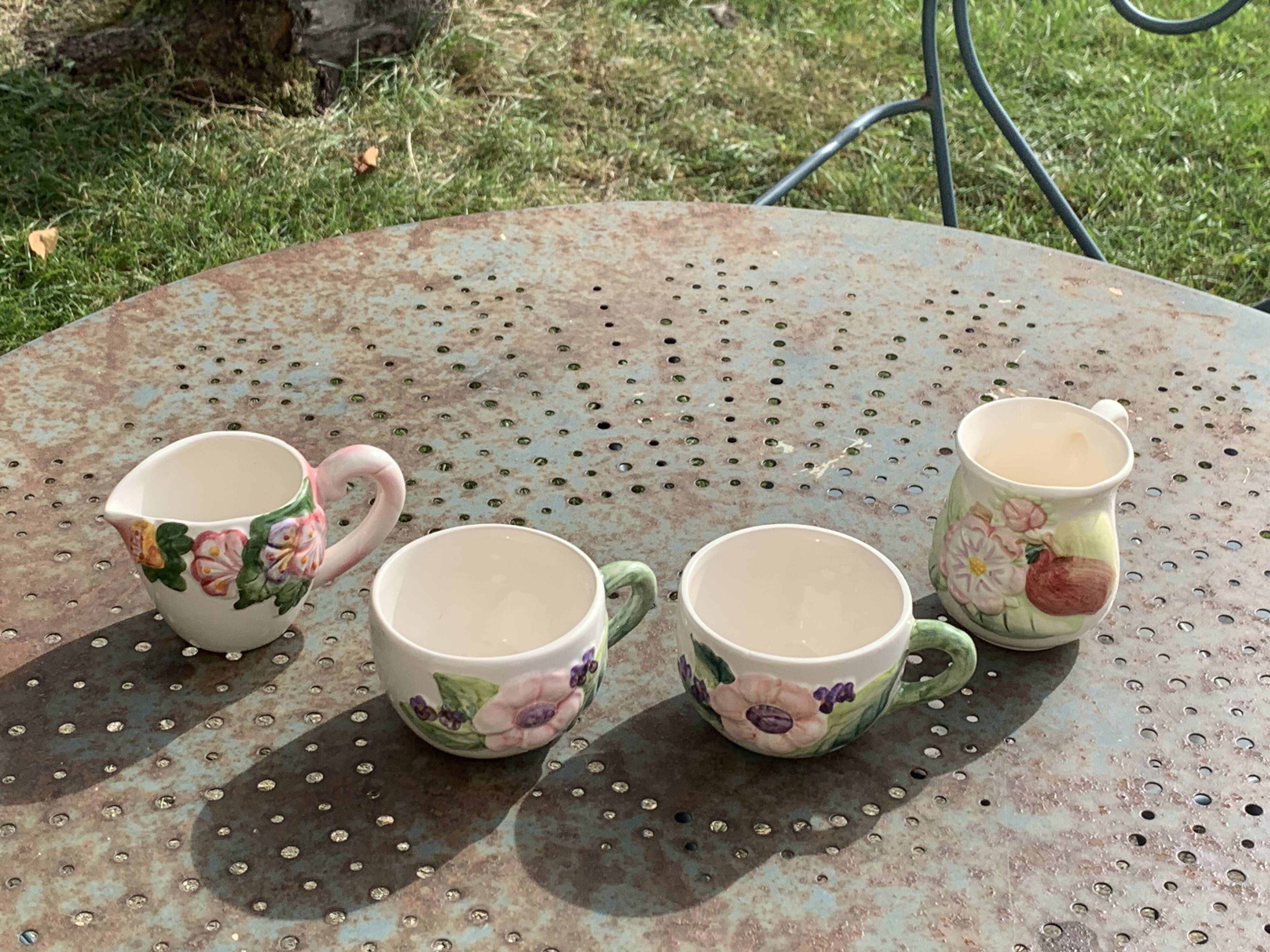 Lunch service in enameled ceramic, slip, white, pink and green, vintage