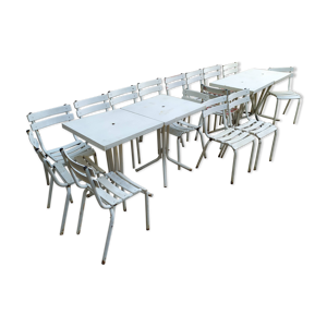 lot de chaises et tables