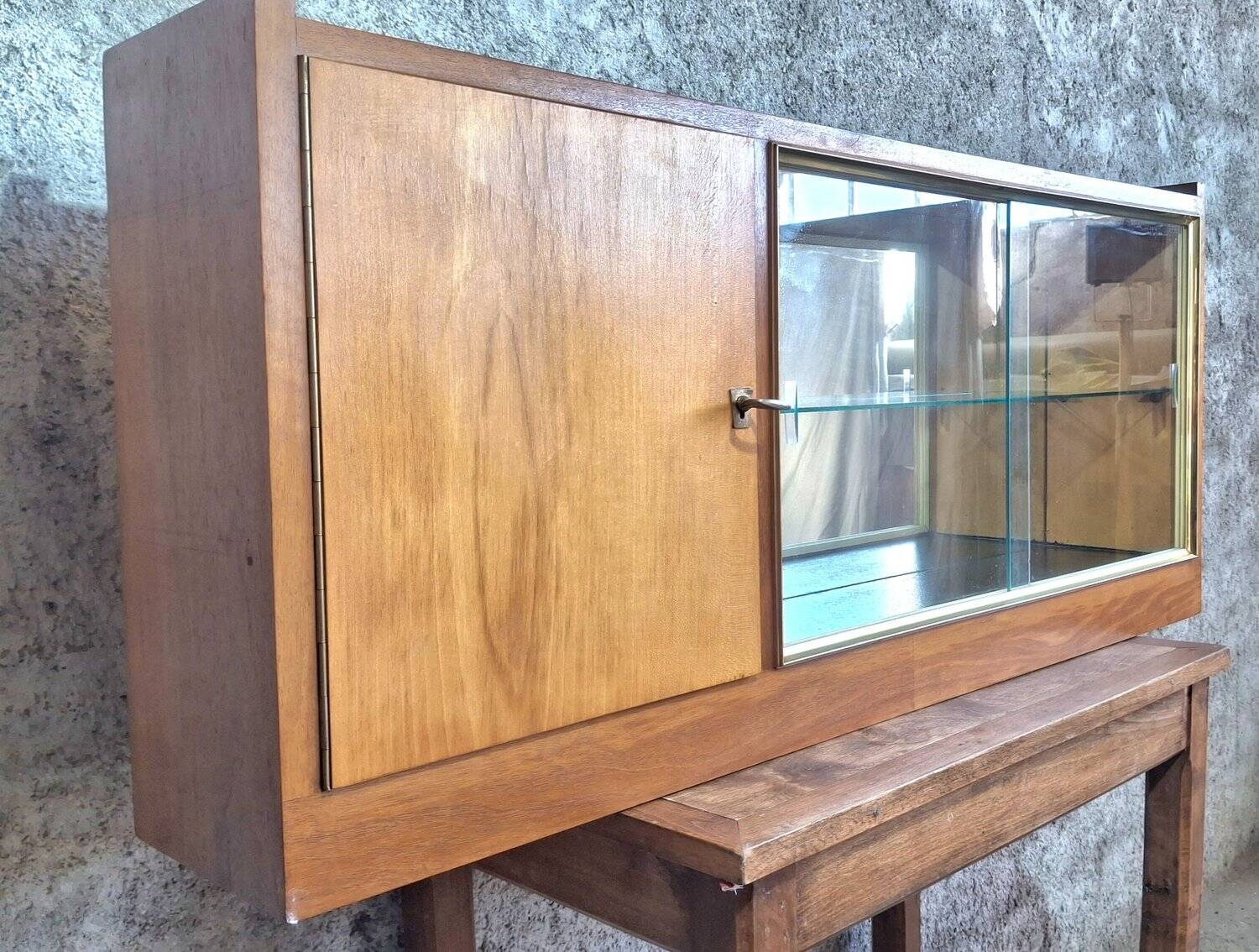 Vitrine murale Mid-Century noyer – années 1950