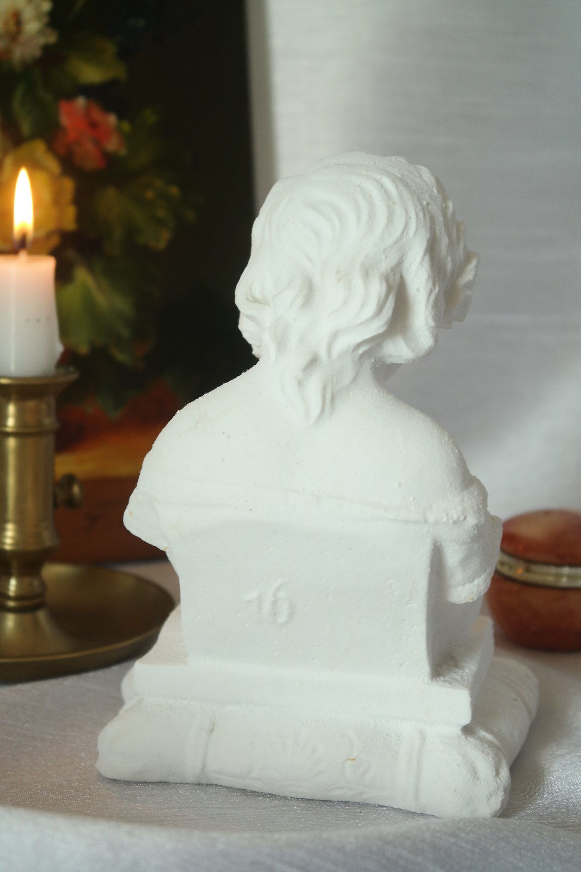 Limestone bust young girl who reads