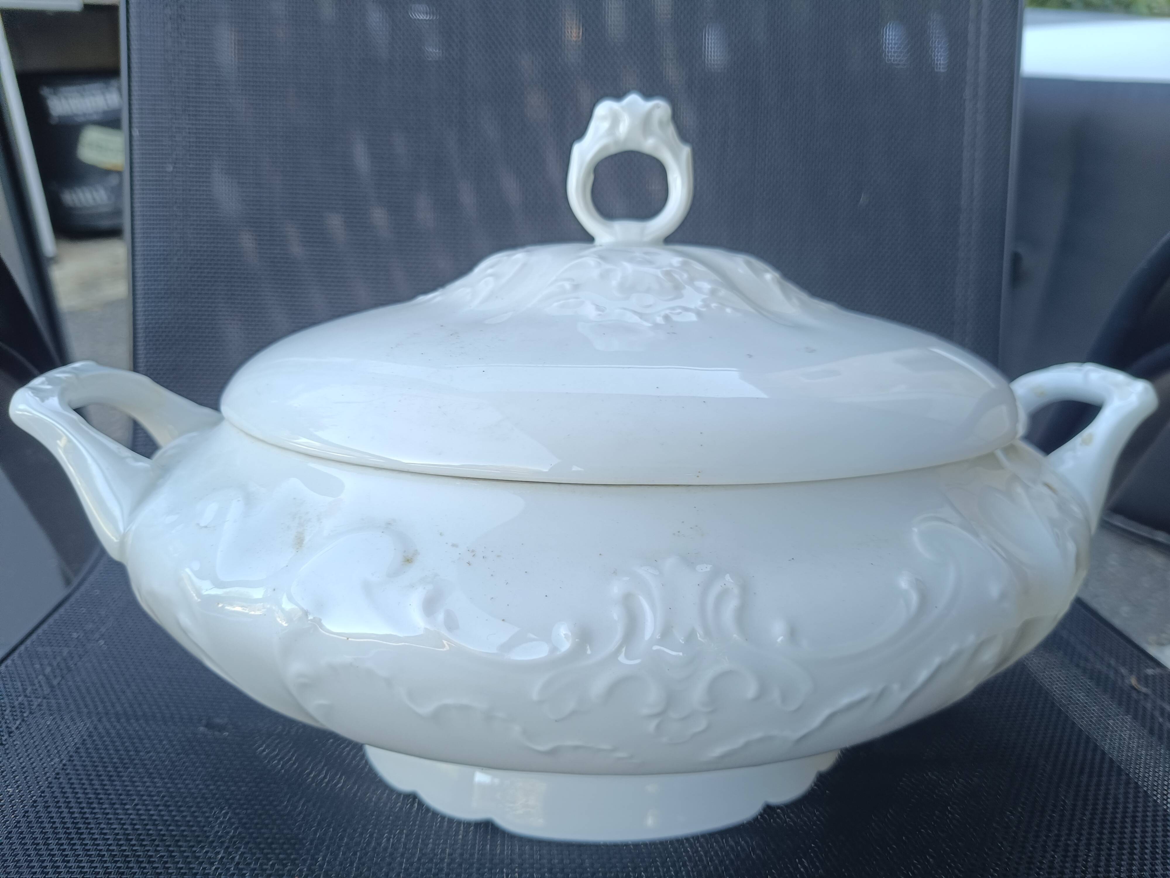 Soup tureen