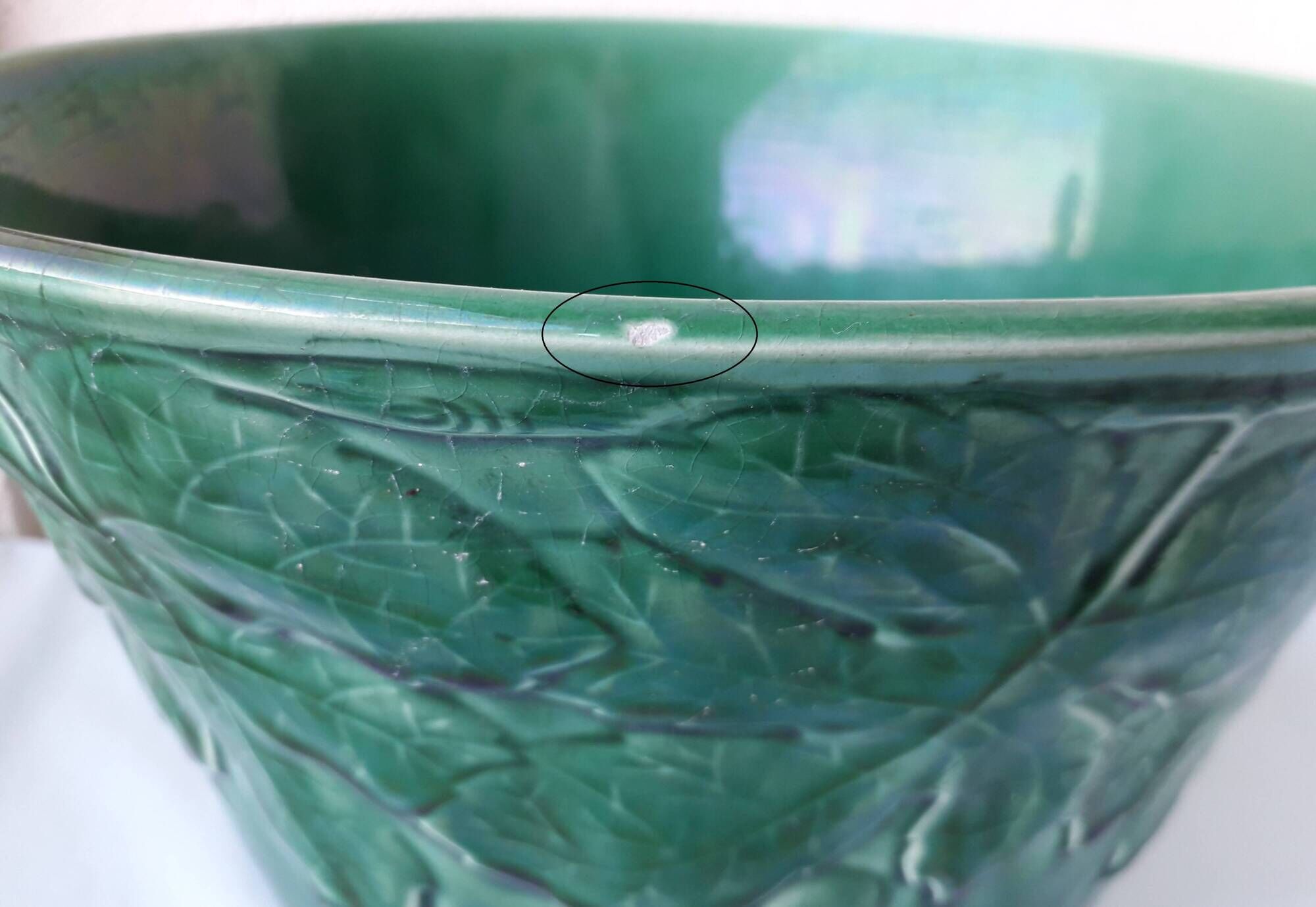 Green ceramic cache-pot