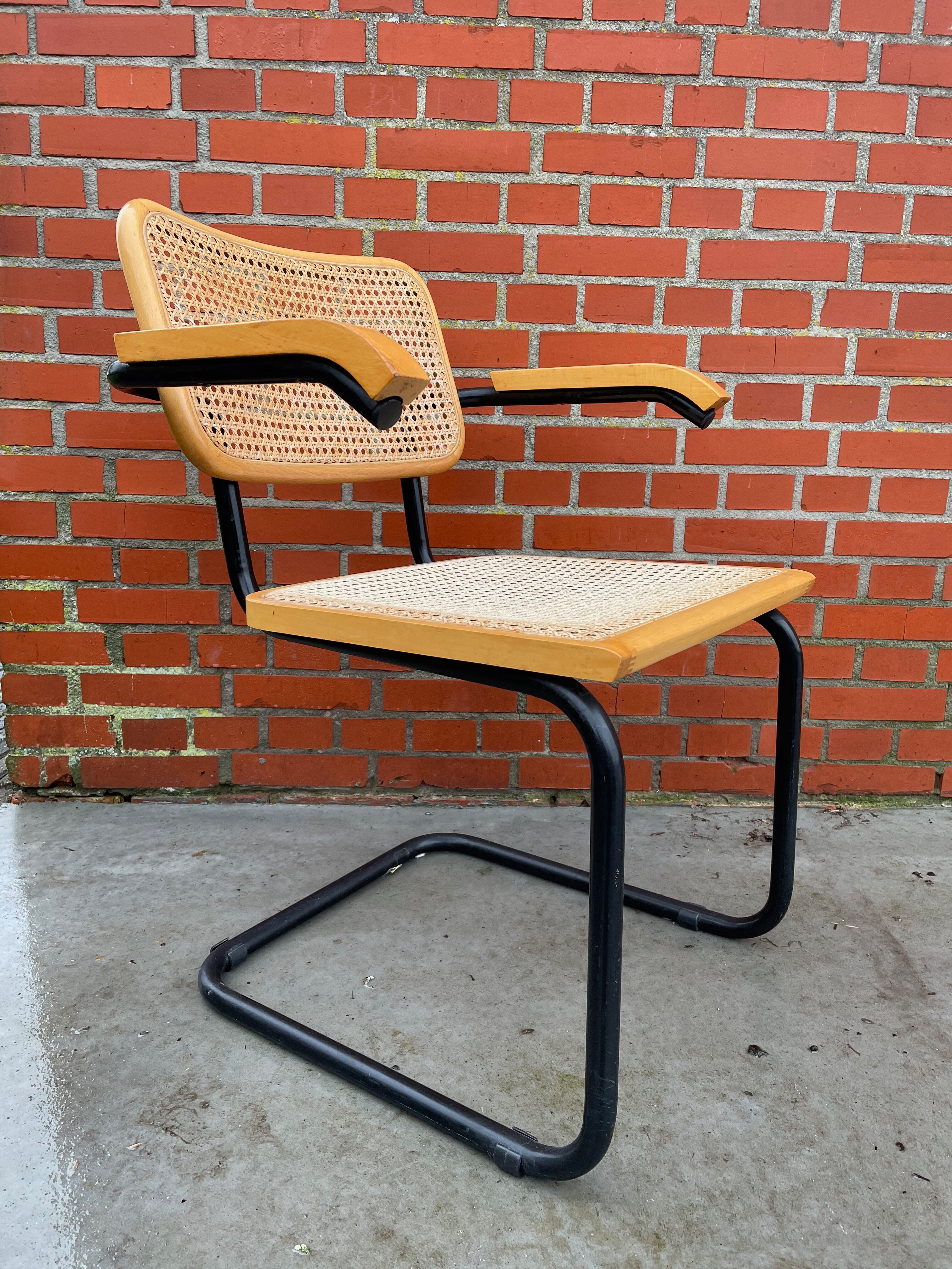 Chaise modèle Cesca conçue par Marcel Breuer avec accoudoirs à structure noire