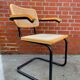Chaise modèle Cesca conçue par Marcel Breuer avec accoudoirs à structure noire
