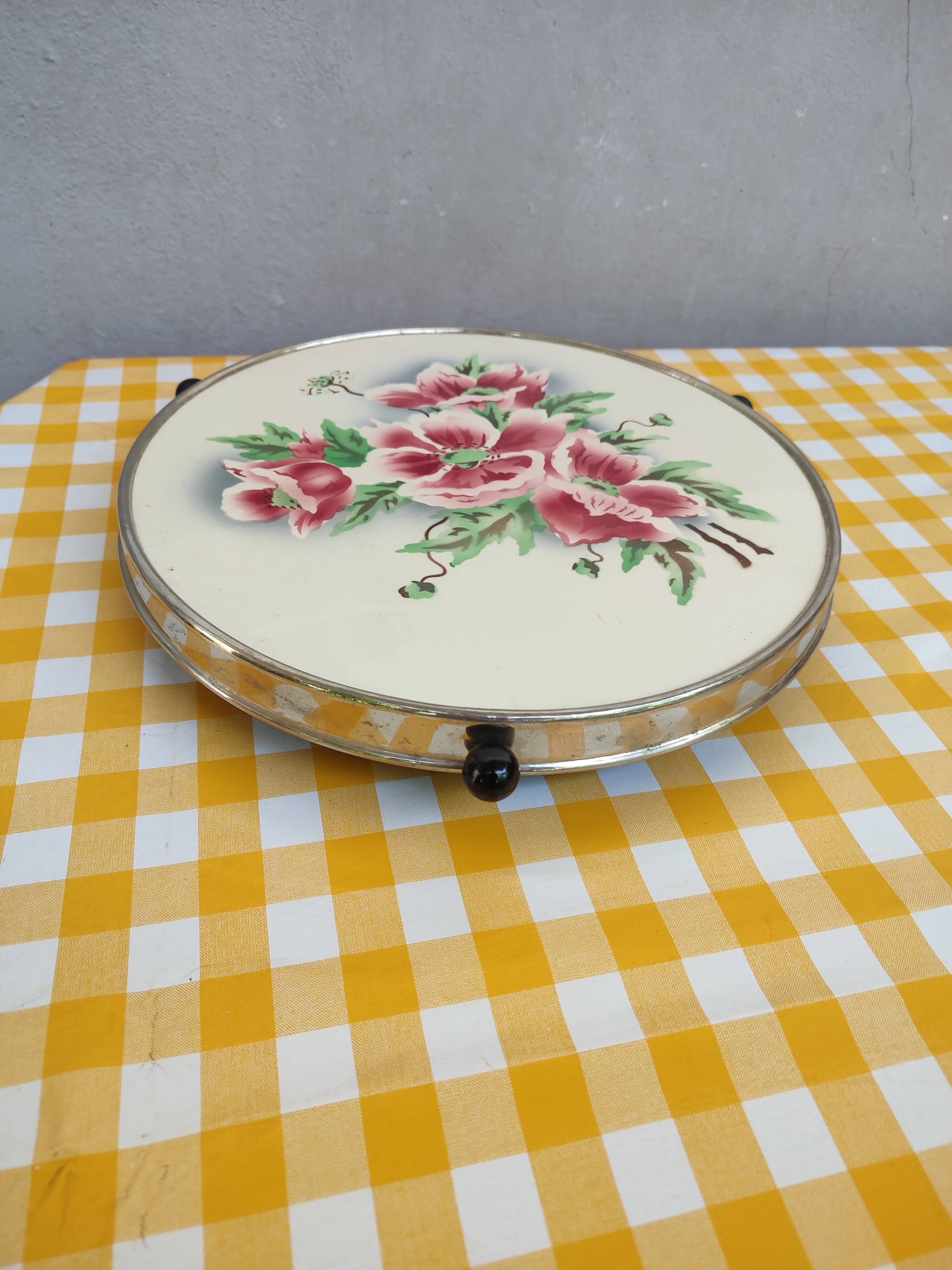 Turntable with earthenware pastry and bakelite floral decoration