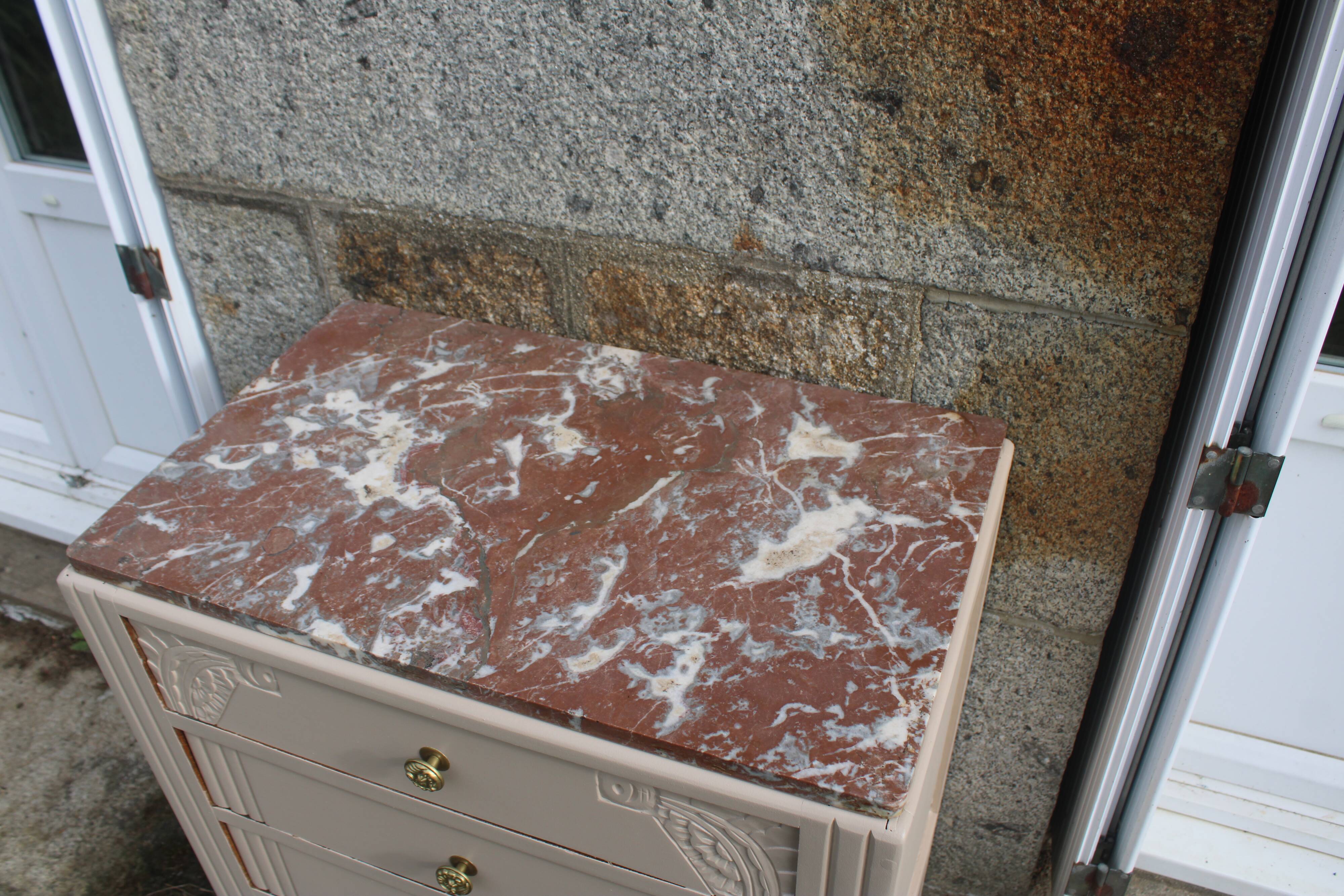 Commode vintage rénovée avec marbre rouge et blanc – 4 tiroirs