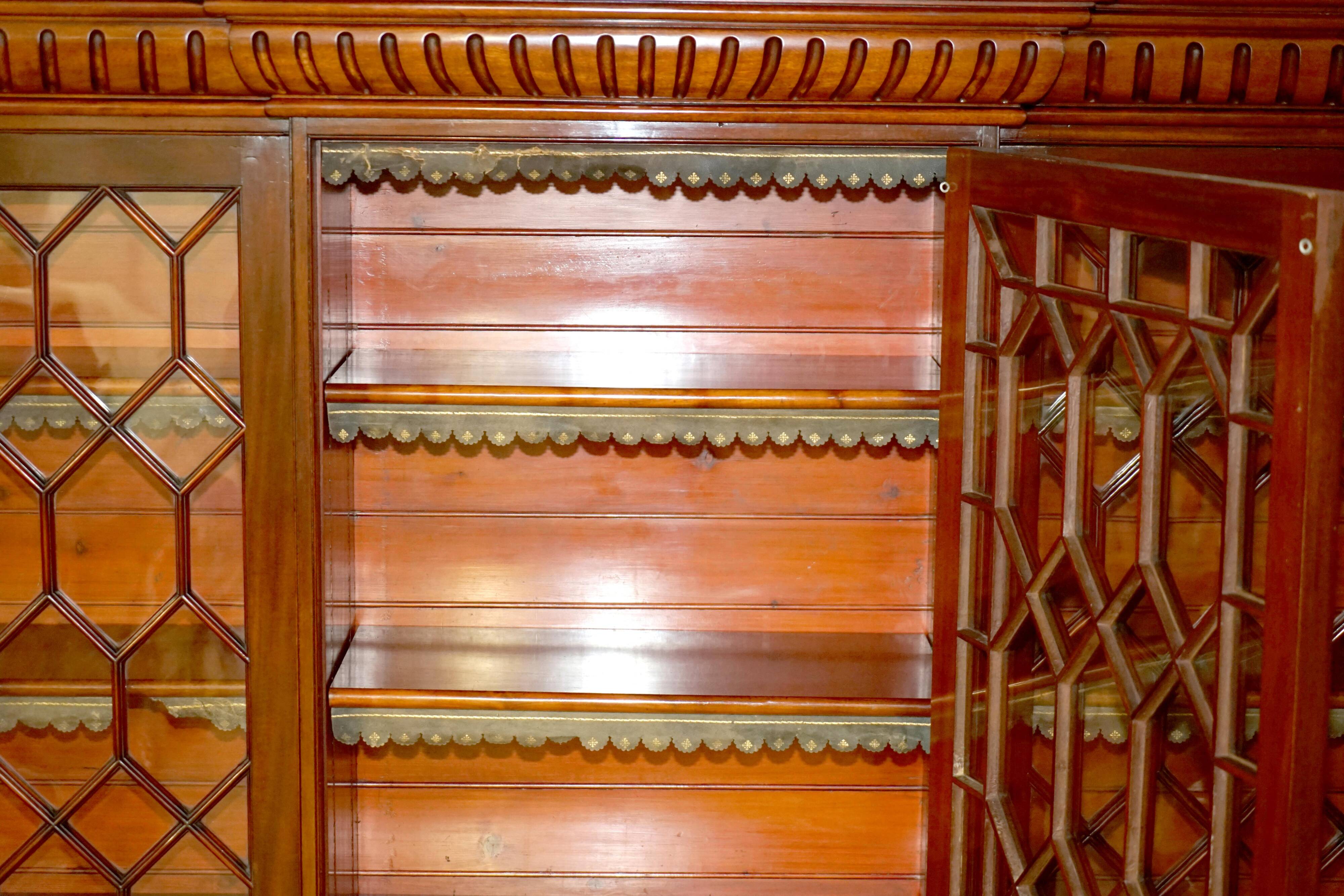Bibliothèque monumentale haute victorienne en acajou massif avec vitrines astrales