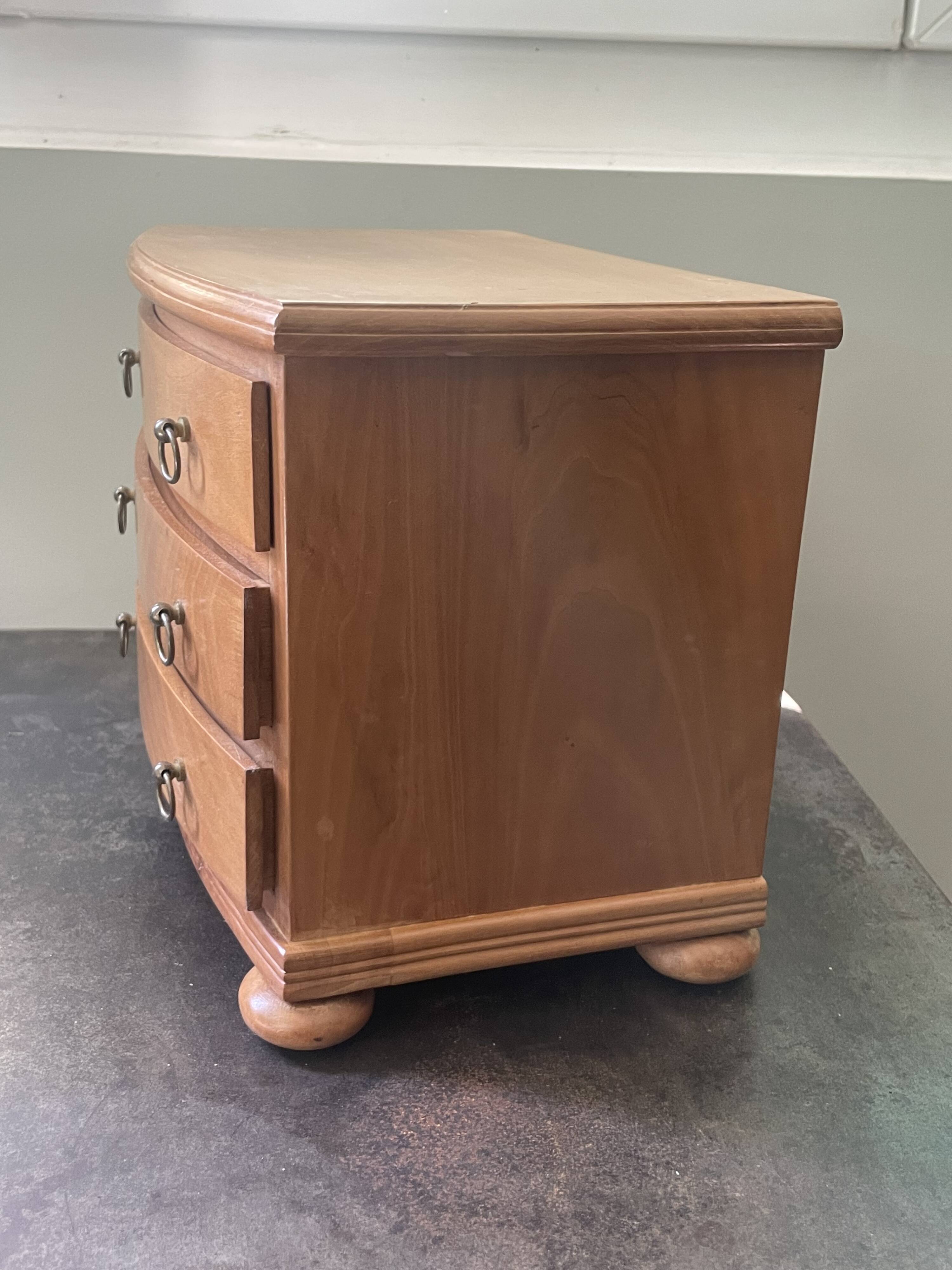 Doll's chest of drawers in blond wood with brass handles