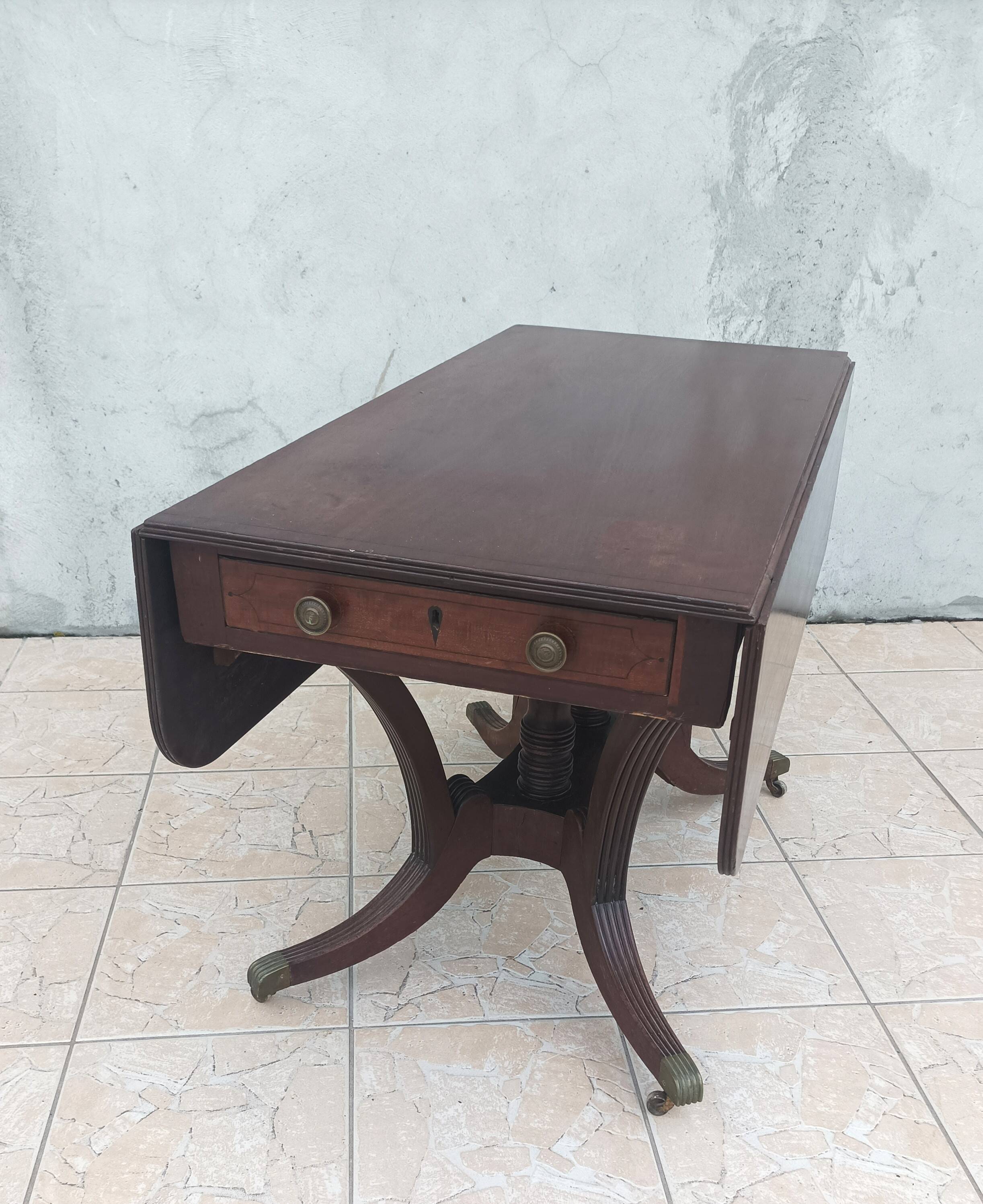 English drop-leaf table in mahogany from the 19th century.