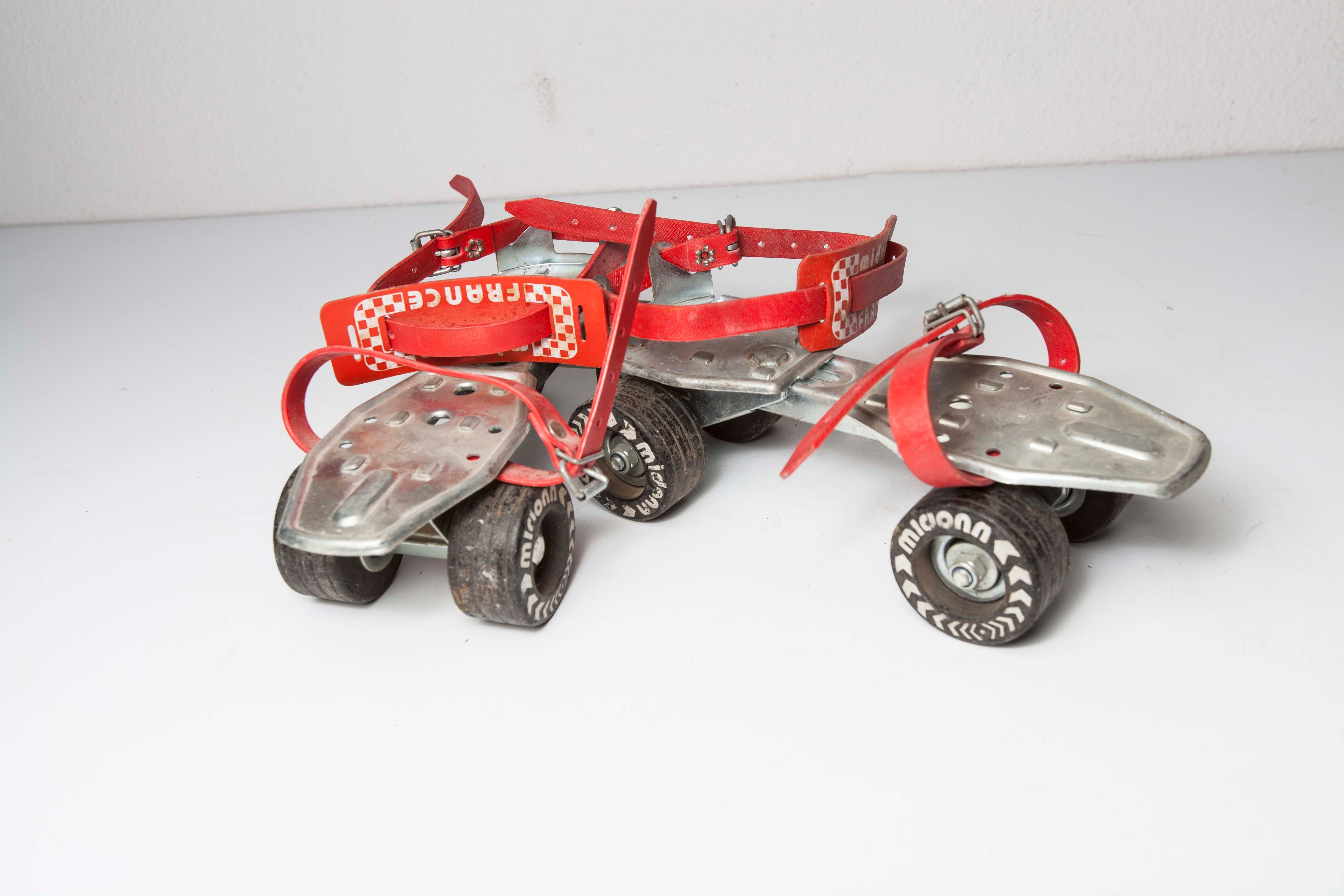 Midonn 70s roller skate pair