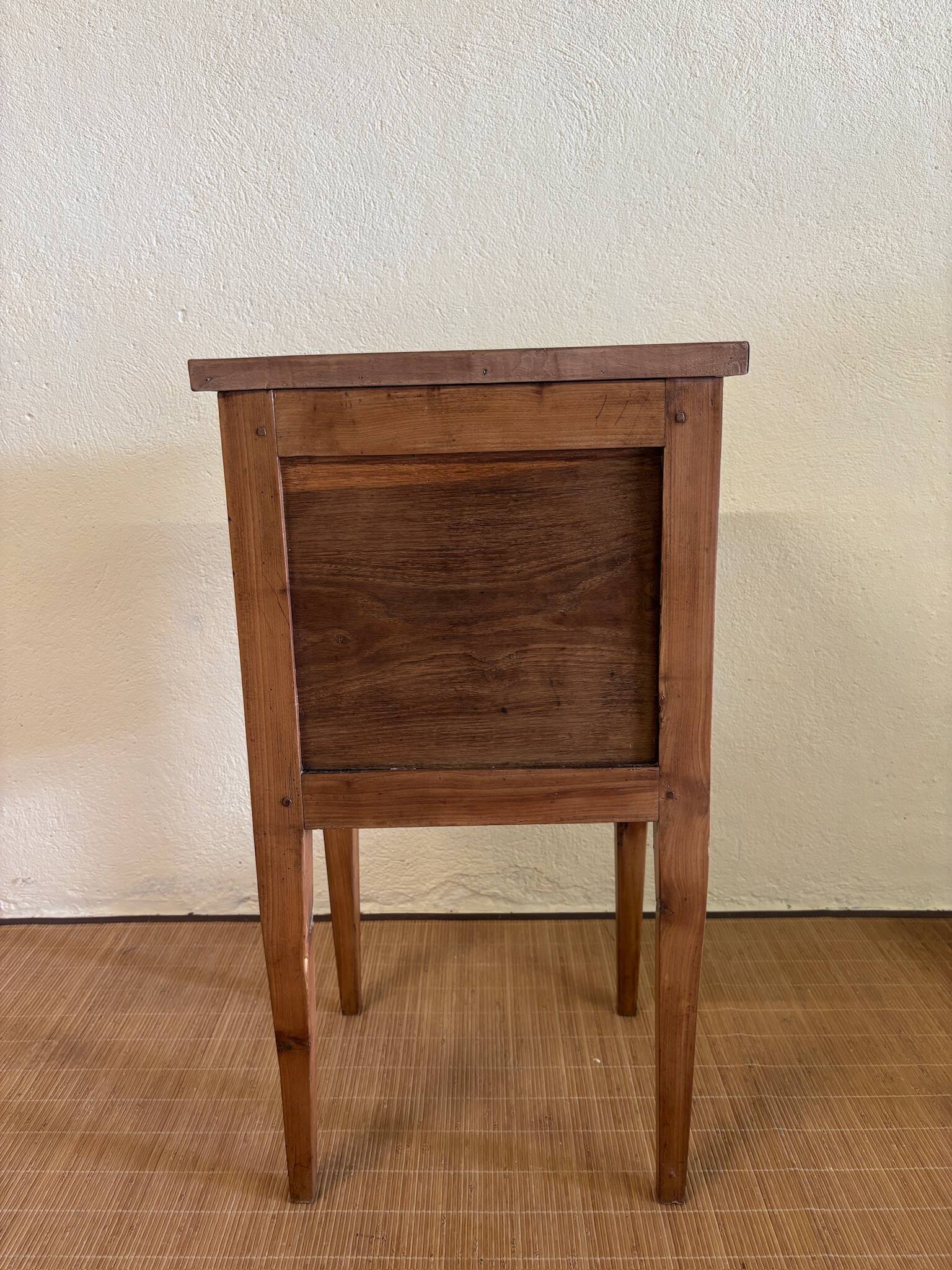 Table de chevet en bois brut rénovée
