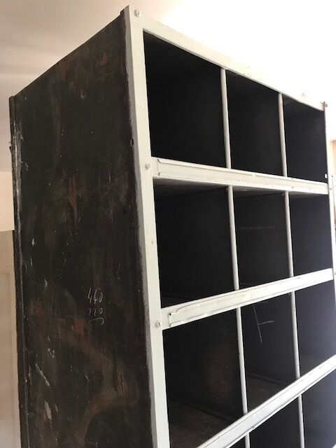 Meuble d'atelier à 21 casiers en fer