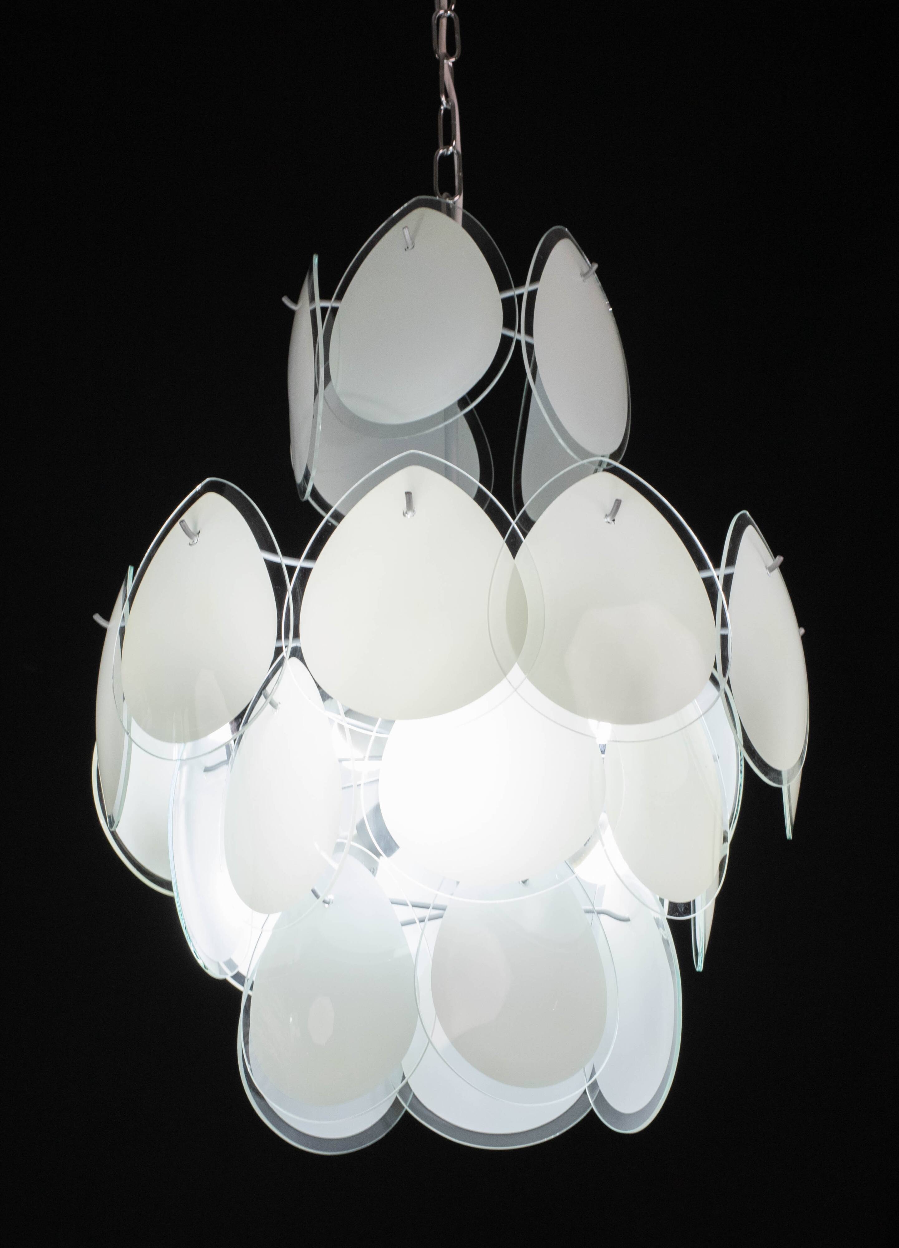 Vistosi White Murano Glass teardrop-shaped discs Chandelier, Italy, 1970s