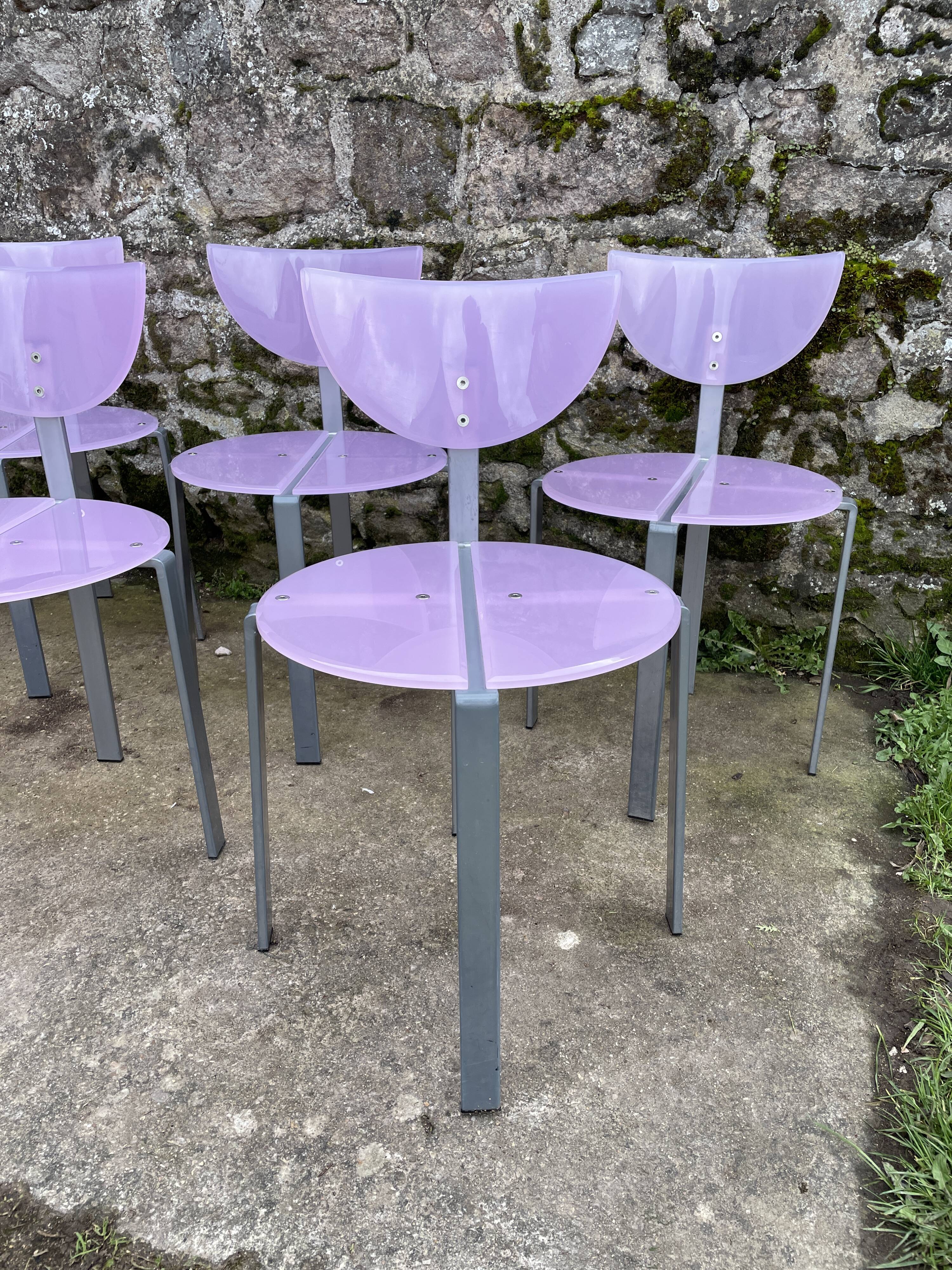 Serie de 8 chaises design en plexiglas parme