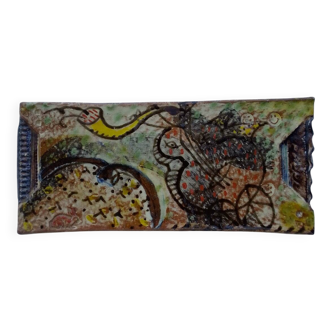 Plat en terre cuite émaillée signé Basile