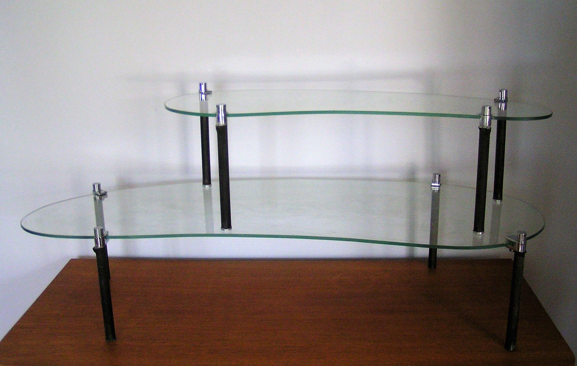 Store glass displays