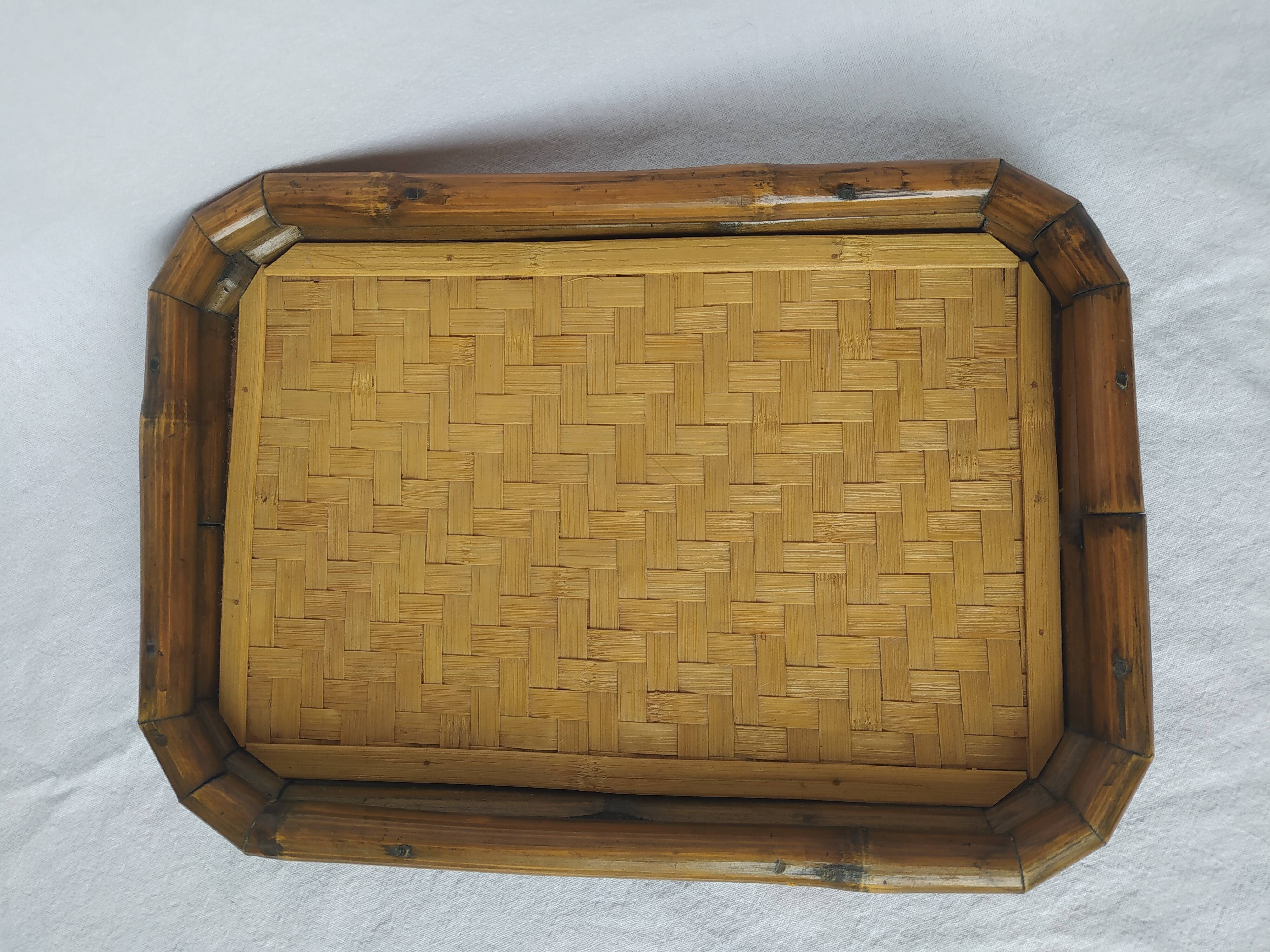 Joli plateau de service en bambou tissé et rotin. Années 70. Vintage.