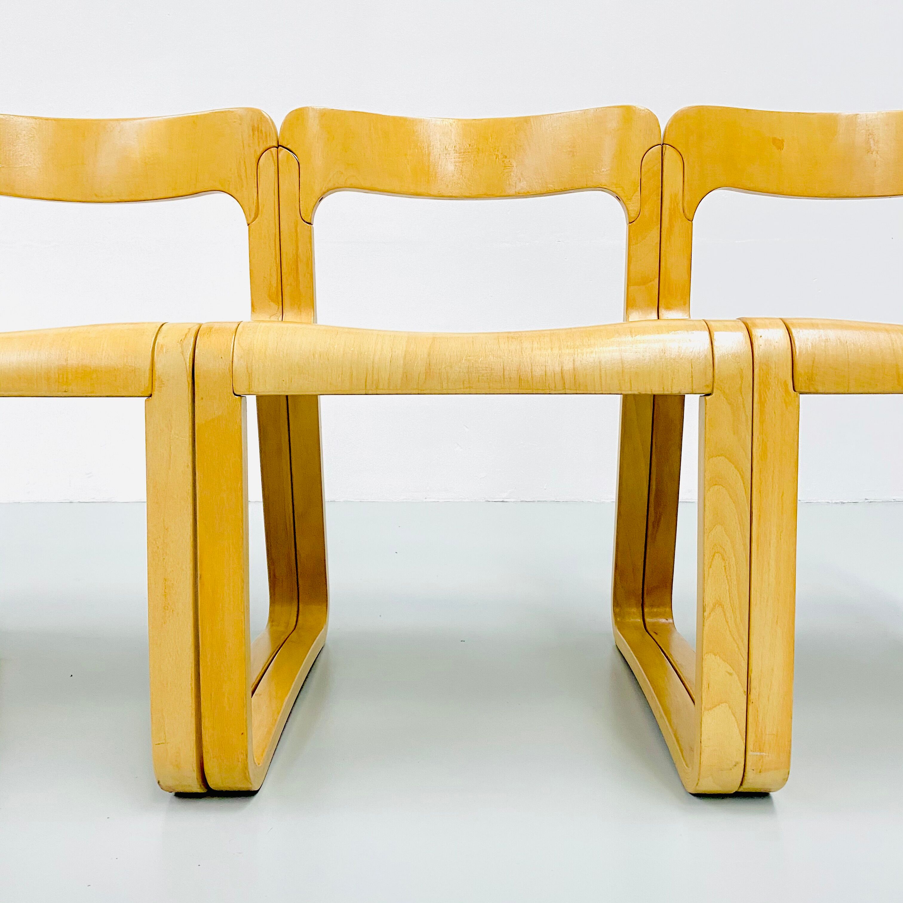 Lot de 4 chaises traîneau italiennes d'époque en hêtre contreplaqué moulé