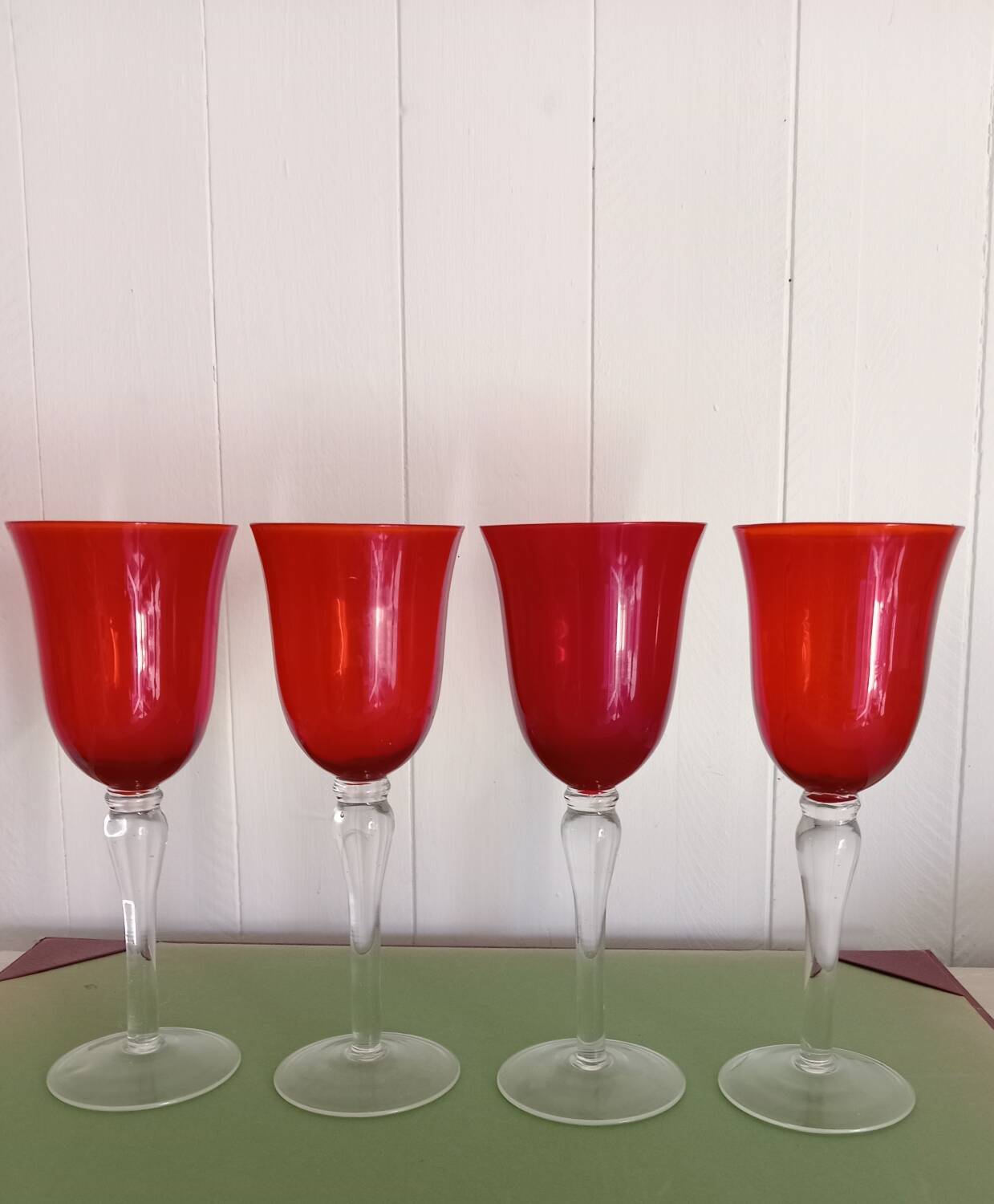 Glasses / 4 stemmed glasses