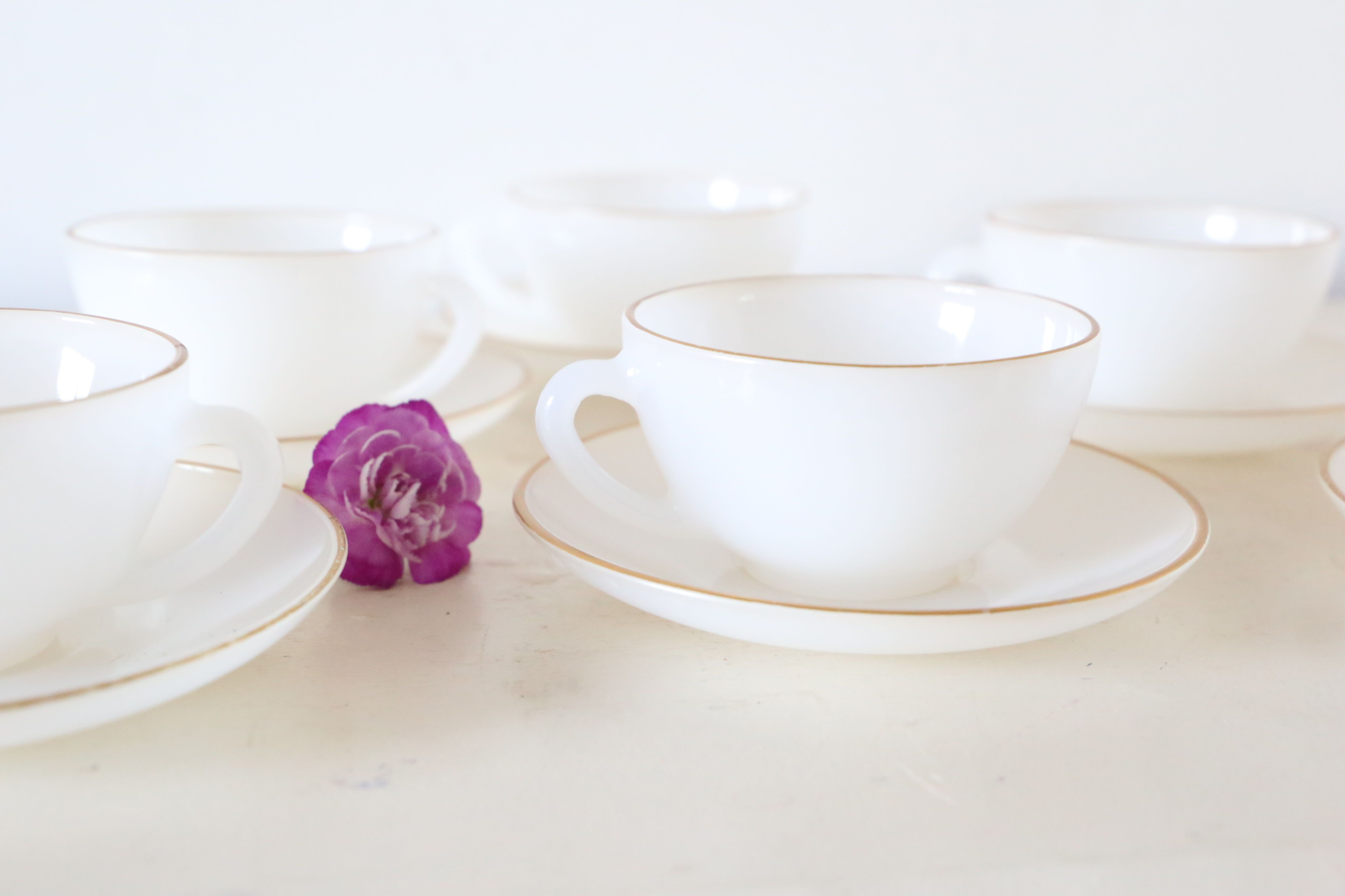 Set of 6 cups and under cups Arcopal harlequin range, white and gold, made in France