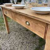 Old solid pine table – farmhouse spirit with a rustic style
