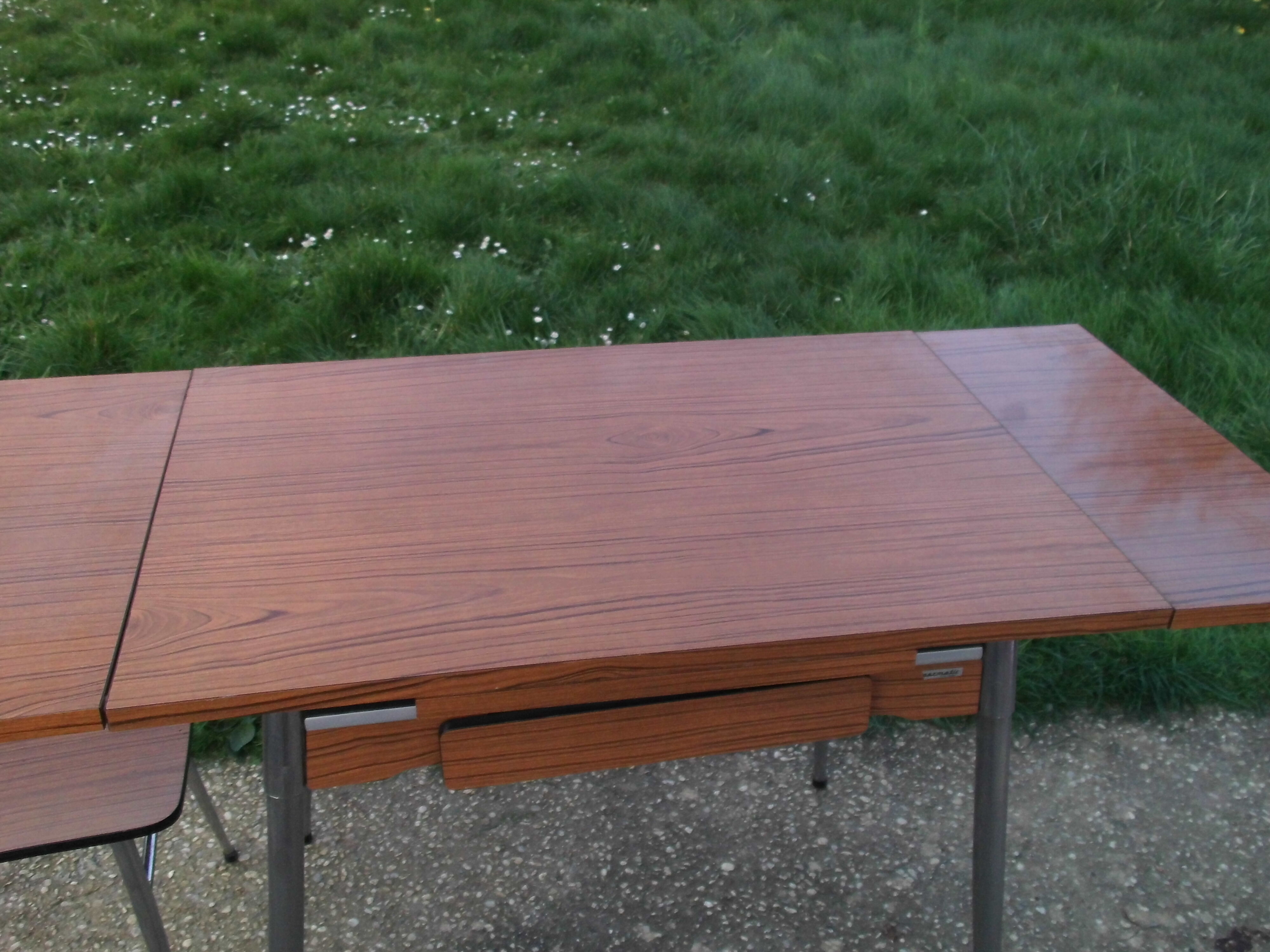 Table and its 2 chairs in brown formica Supermatic