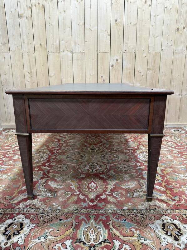 Bureau plat de style Louis XVI en marqueterie 196 cm
