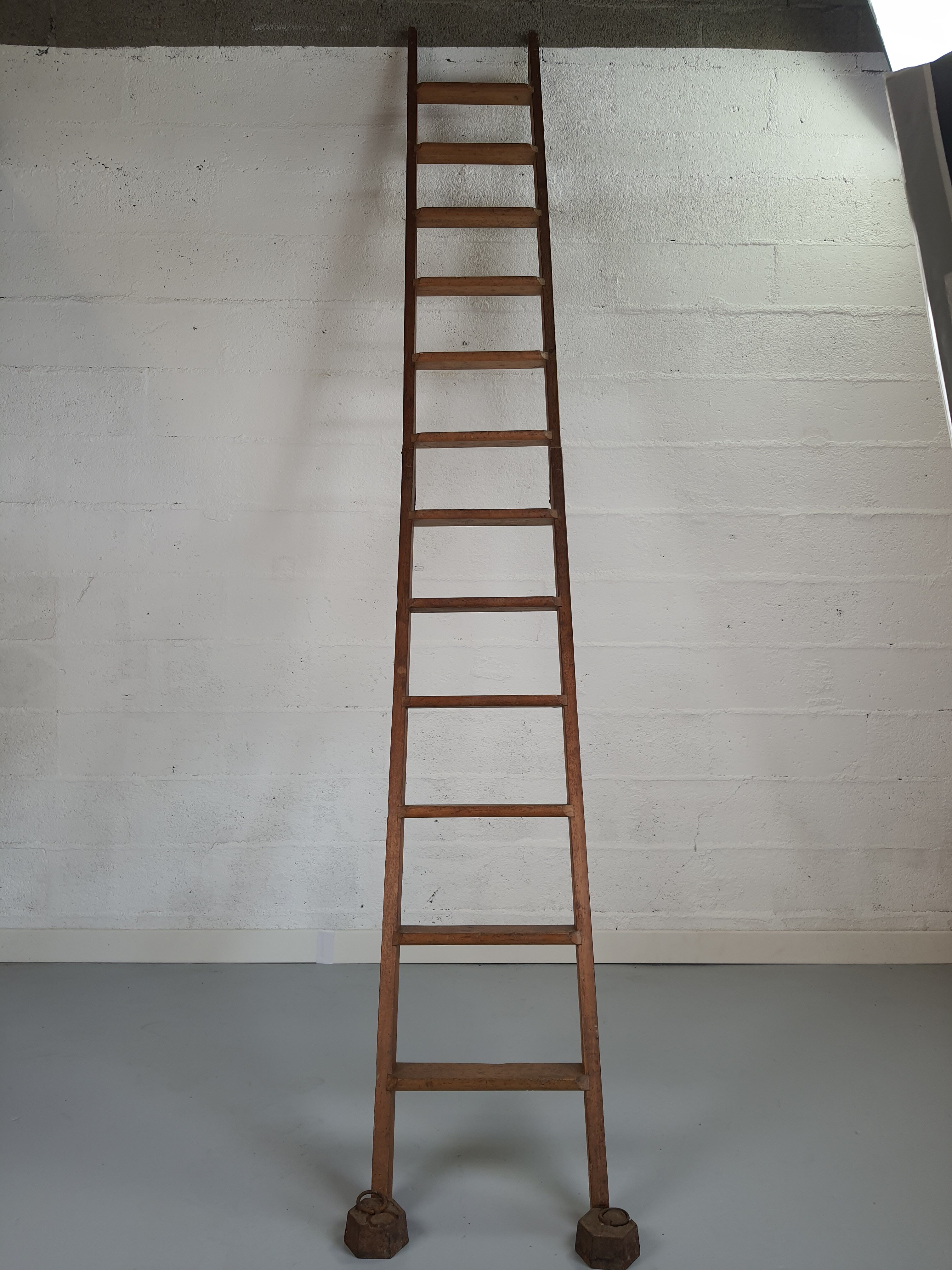 Retractable miller's ladder