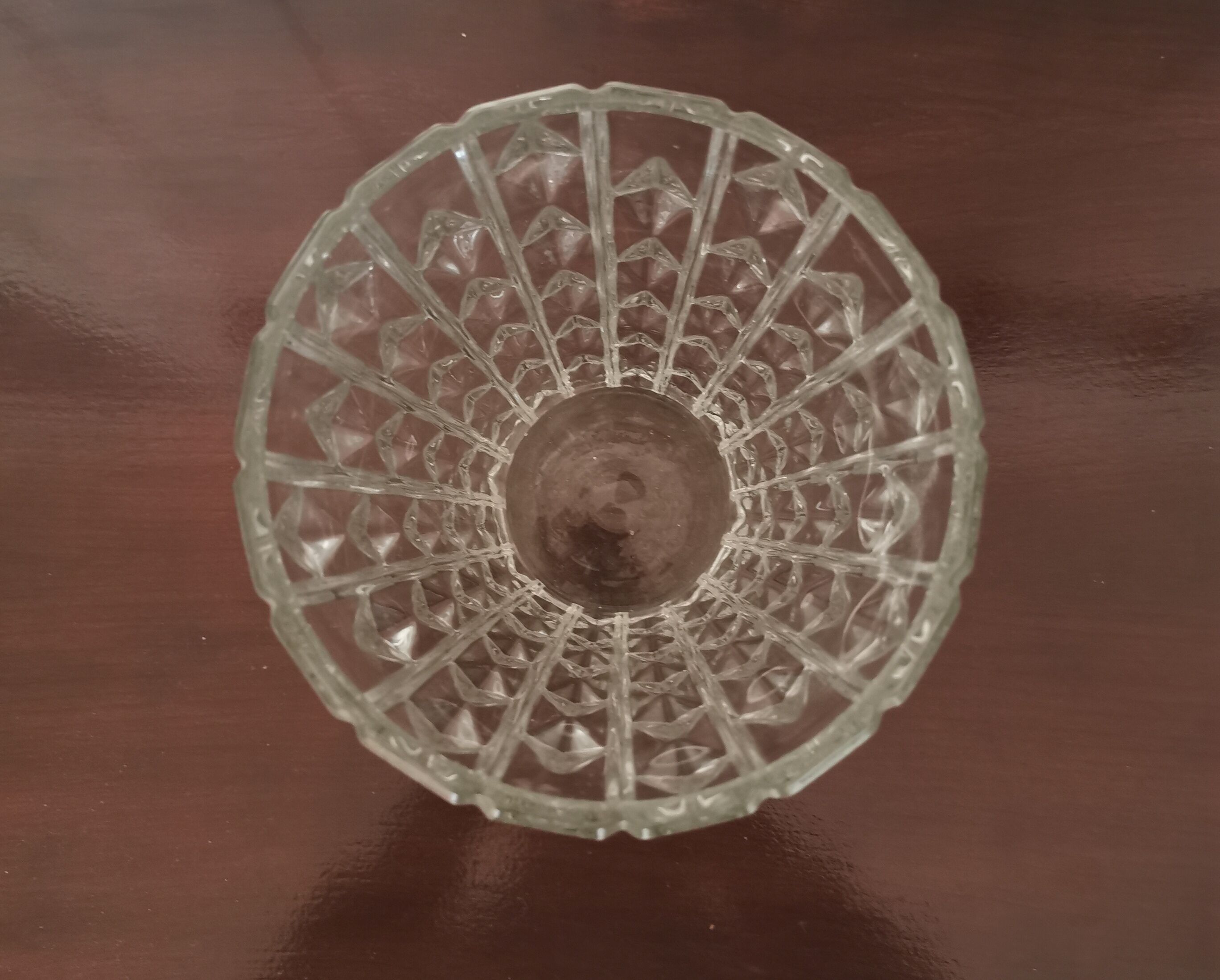 Glass vase diamond pattern in relief