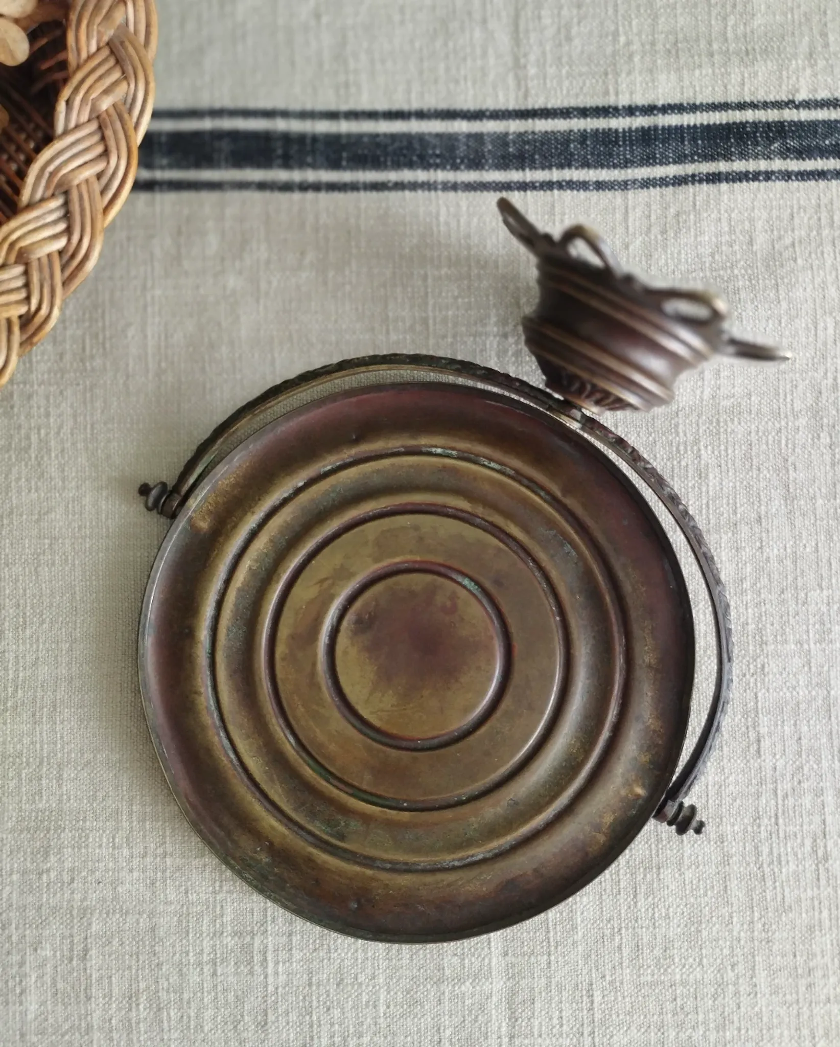 Small tabletop psyché mirror in brass
