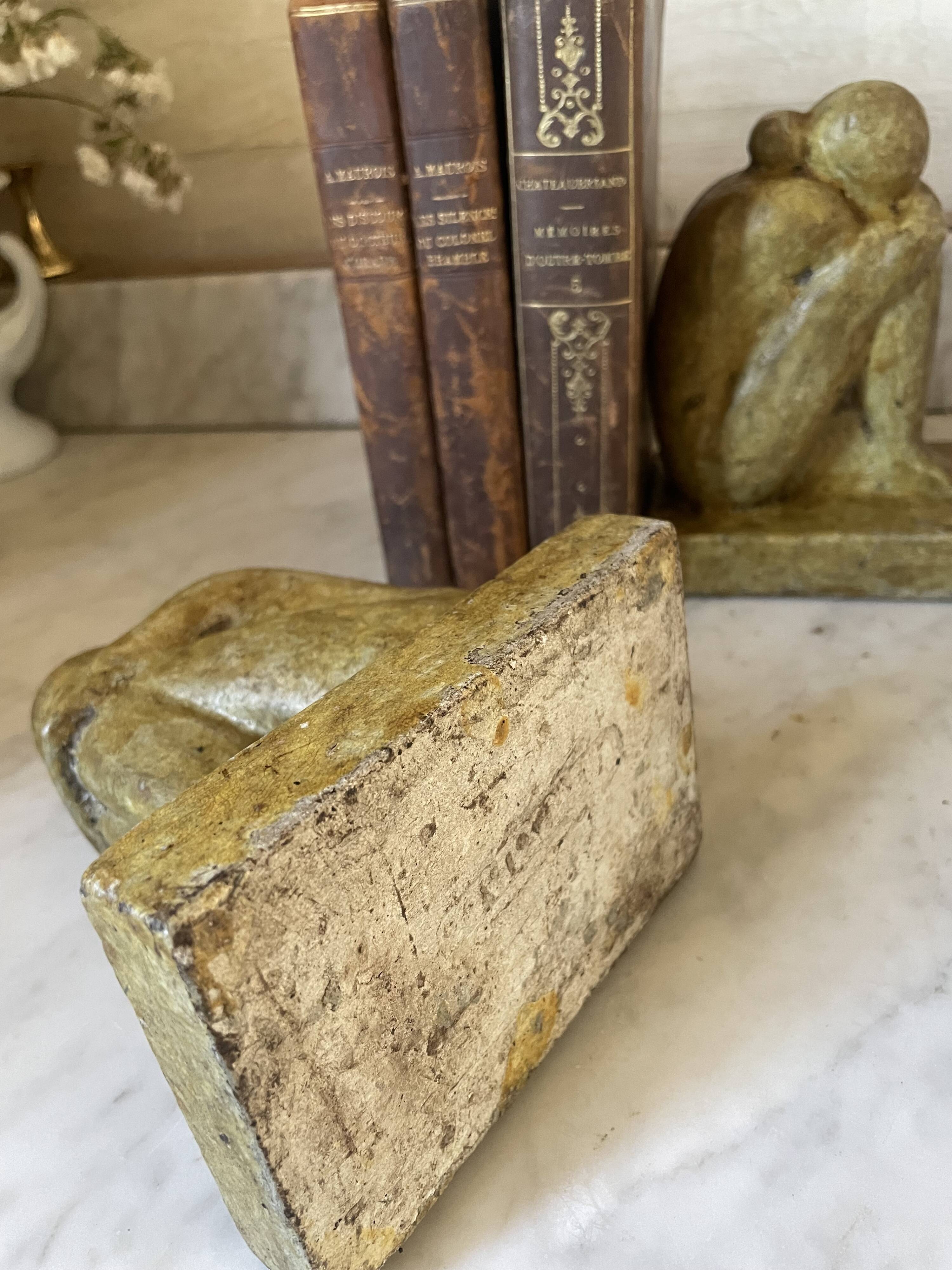 Serre-livres vintage en ciment patiné, sculptures de personnages enlacés, s