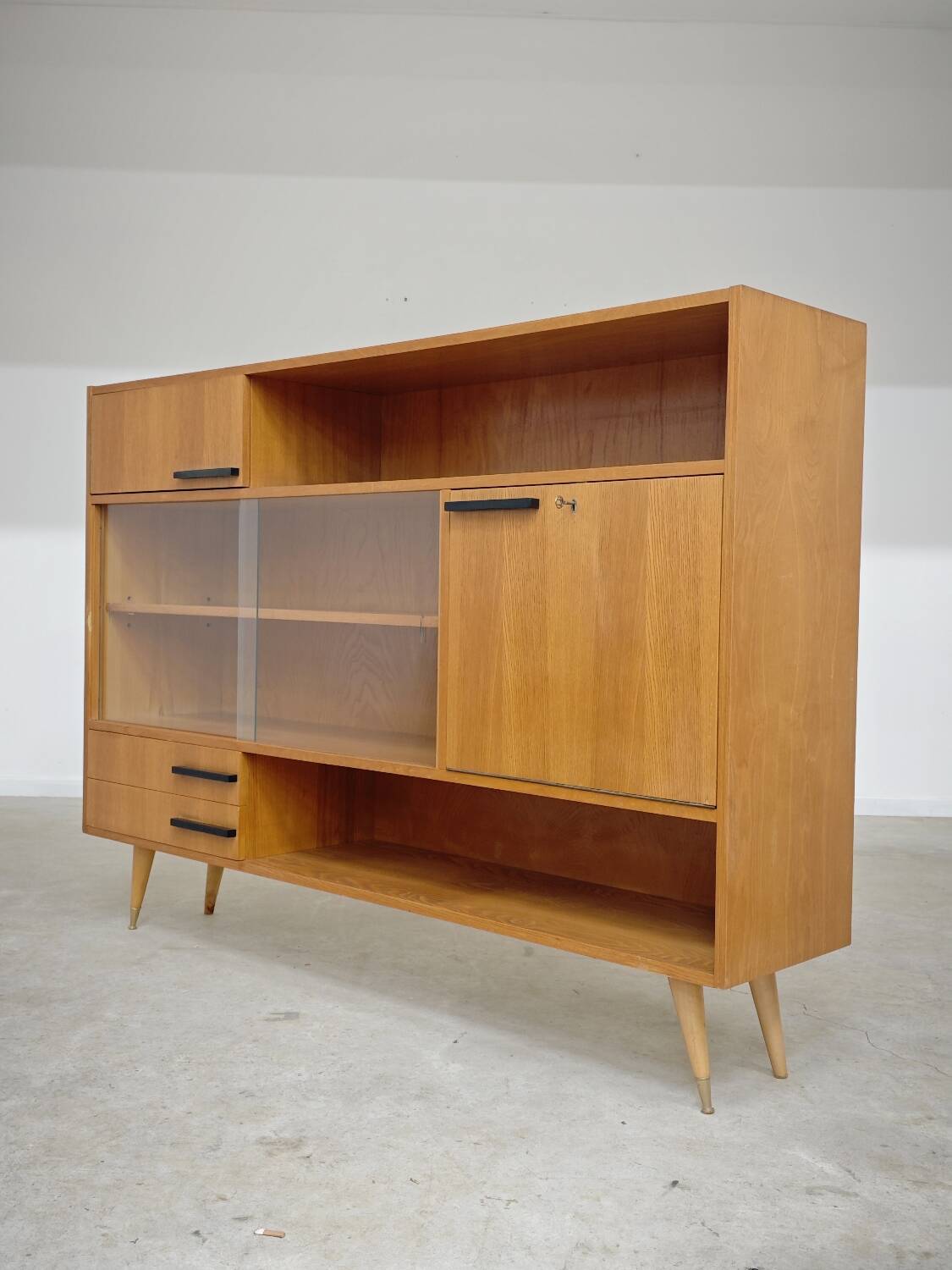 Buffet Vaisselier en bois blond Libena , ex Tchécoslovaquie 1970